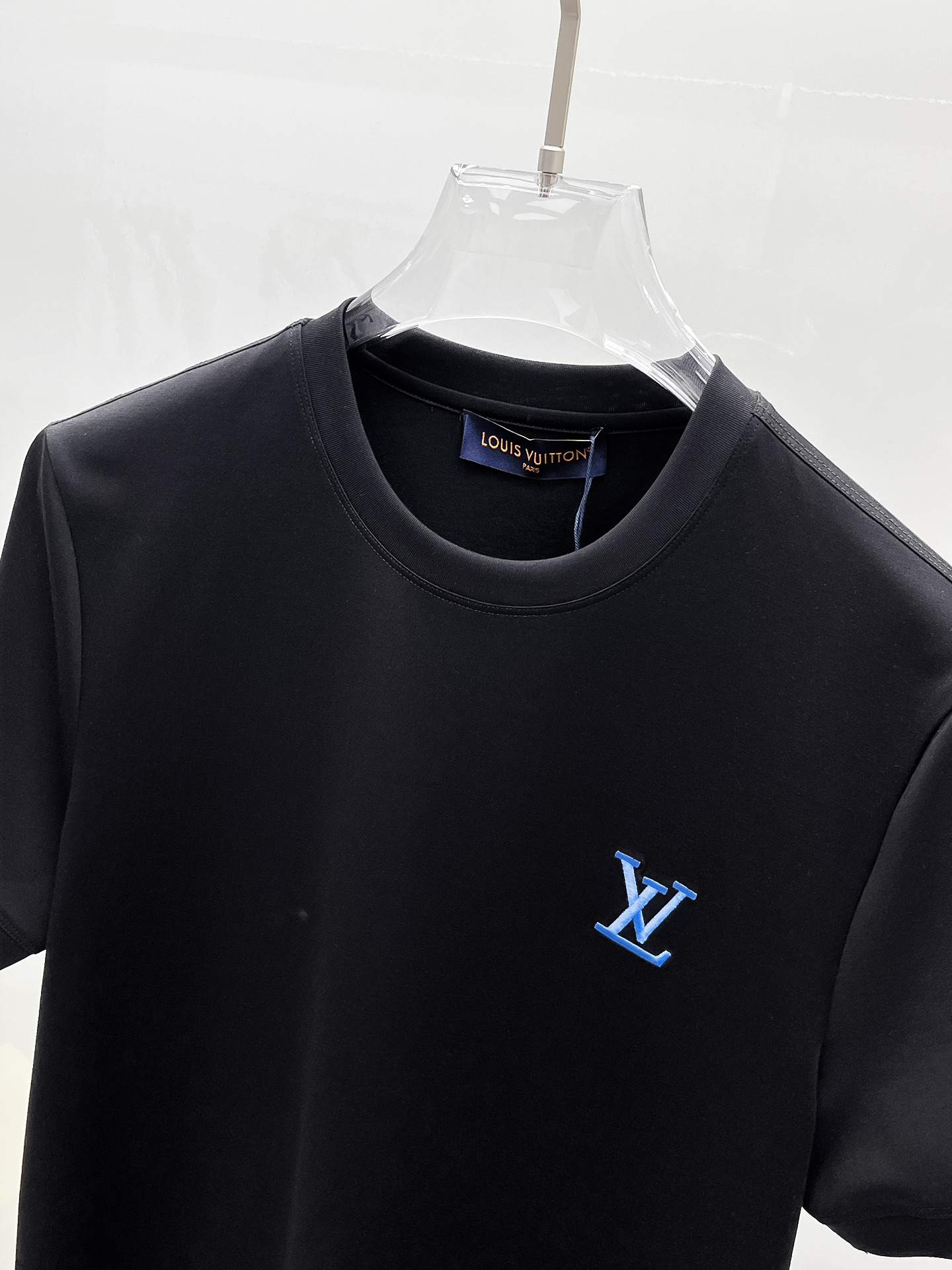  1v 路易威登 2025春夏新款首发专柜最新款圆领短袖 高端订制 设计前卫时尚！品牌logo重工艺设计