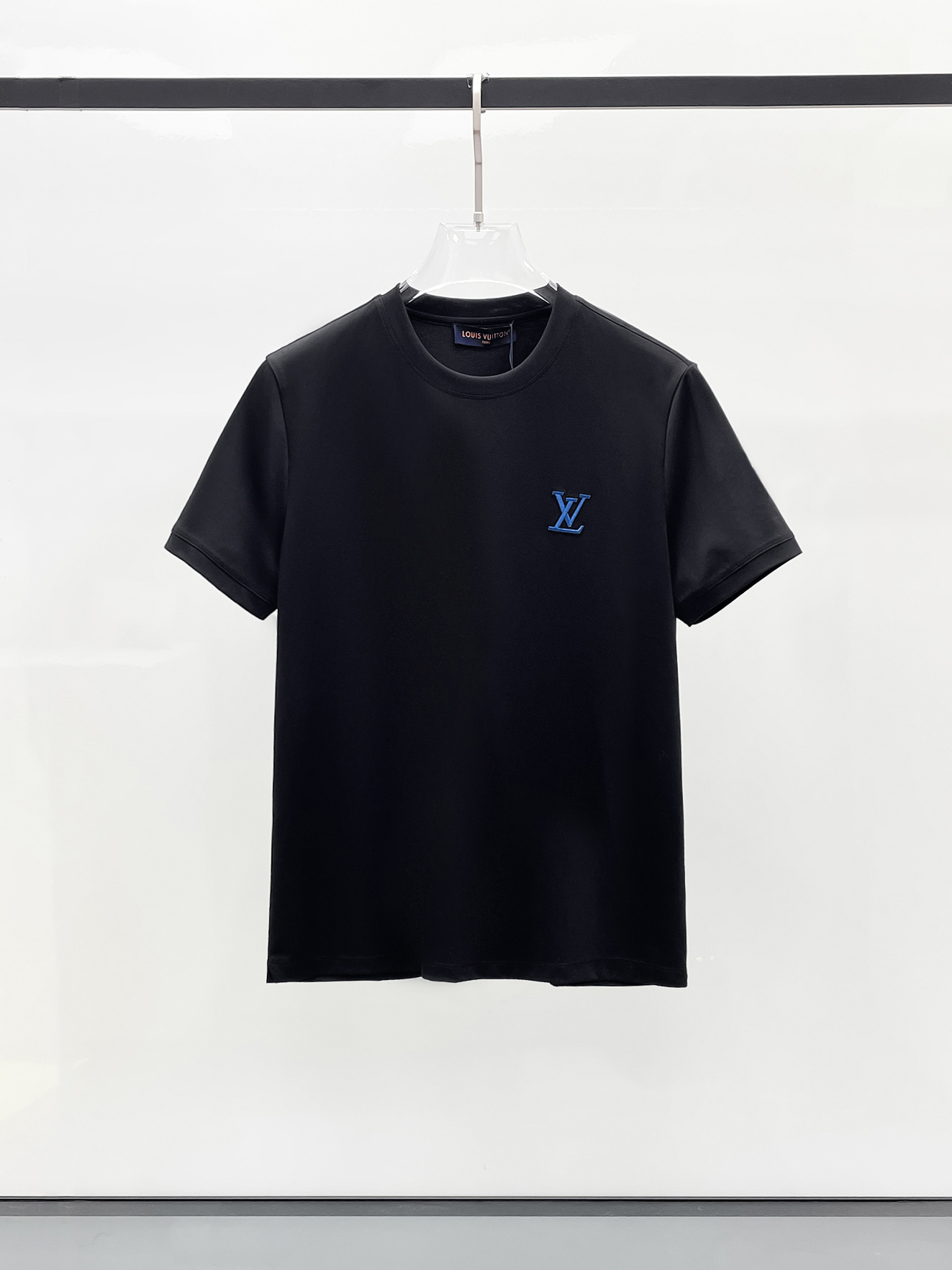  1v 路易威登 2025春夏新款首发专柜最新款圆领短袖 高端订制 设计前卫时尚！品牌logo重工艺设计