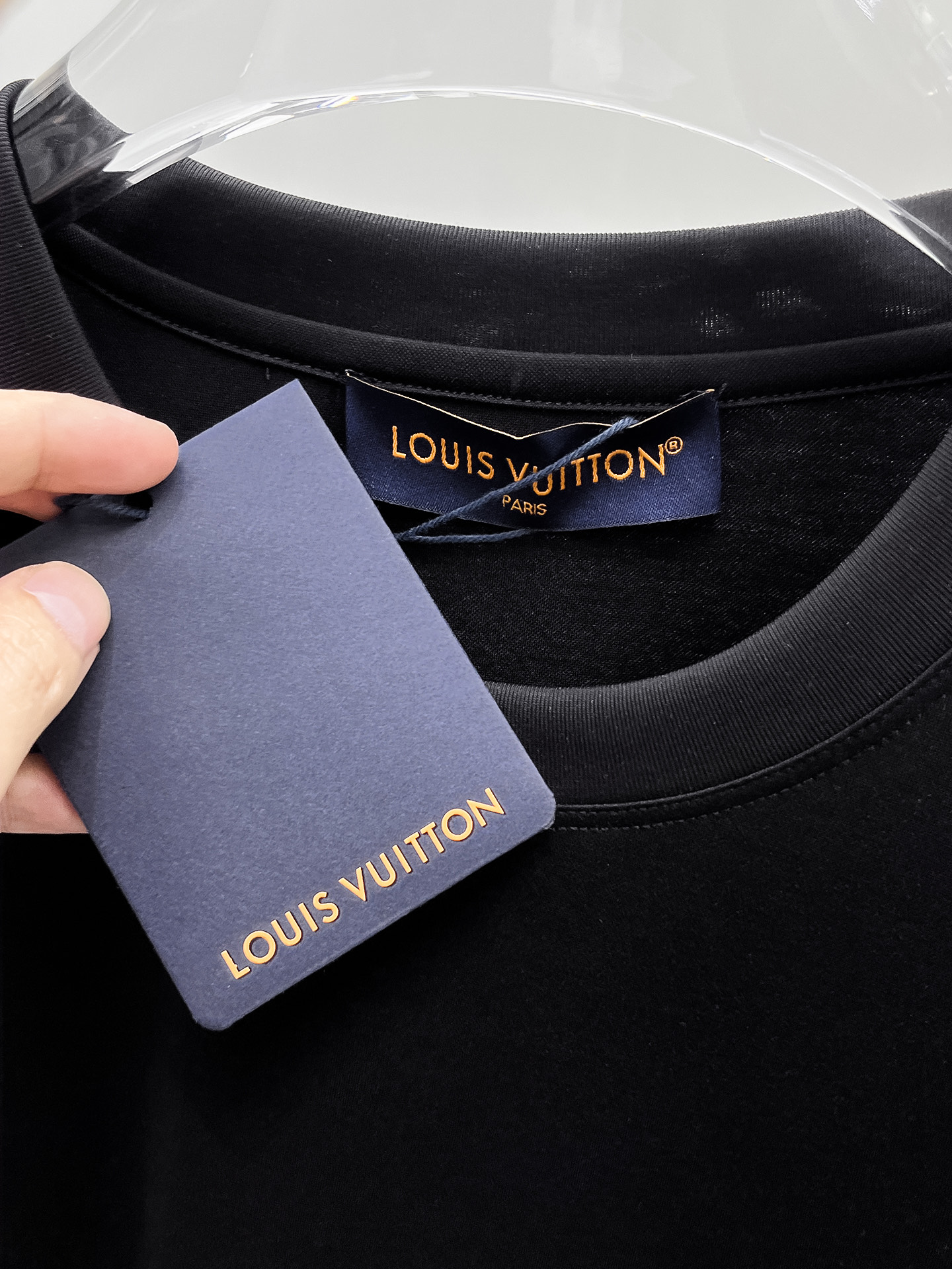  1v 路易威登 2025春夏新款首发专柜最新款圆领短袖 高端订制 设计前卫时尚！品牌logo重工艺设计