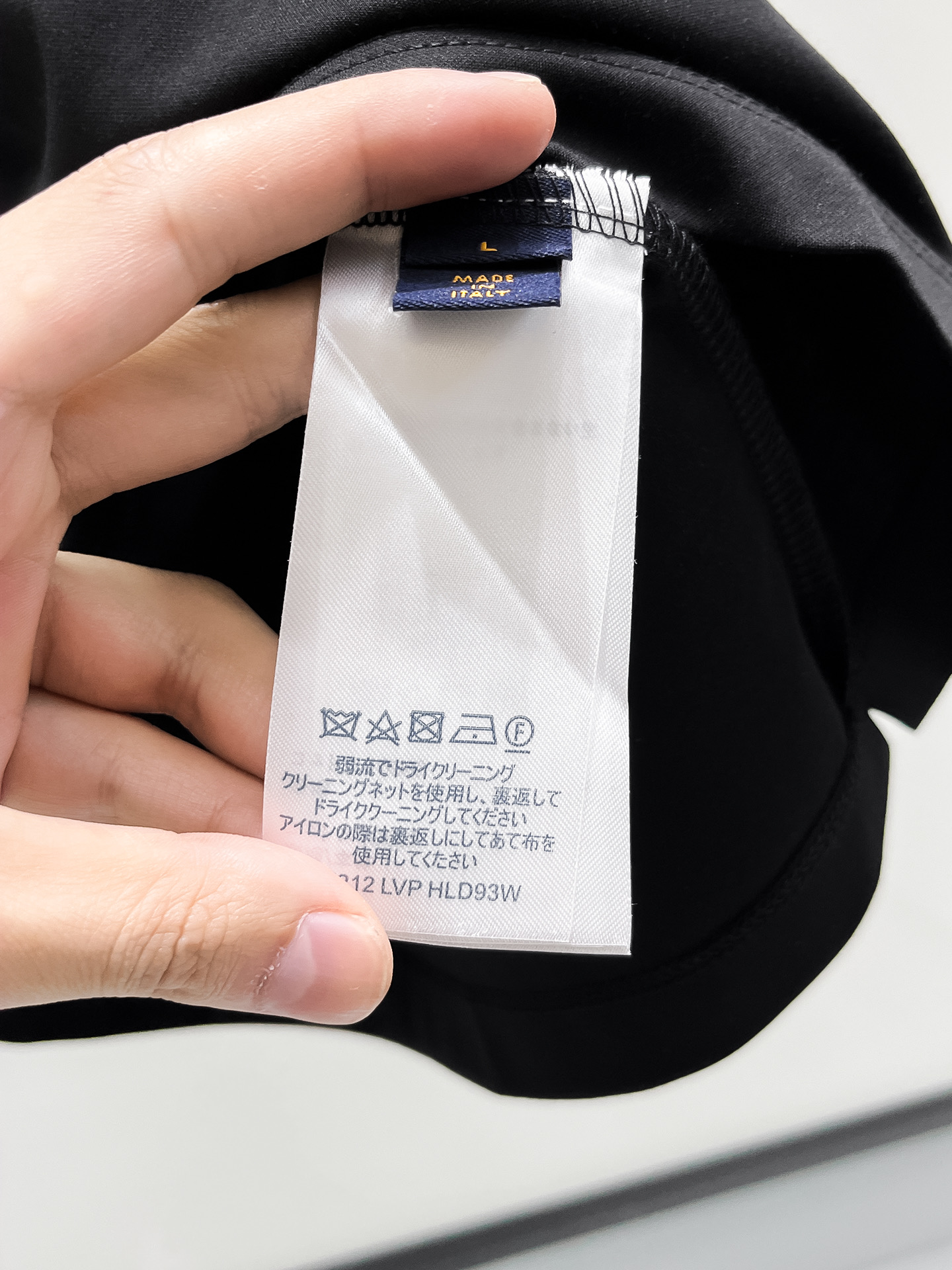  1v 路易威登 2025春夏新款首发专柜最新款圆领短袖 高端订制 设计前卫时尚！品牌logo重工艺设计