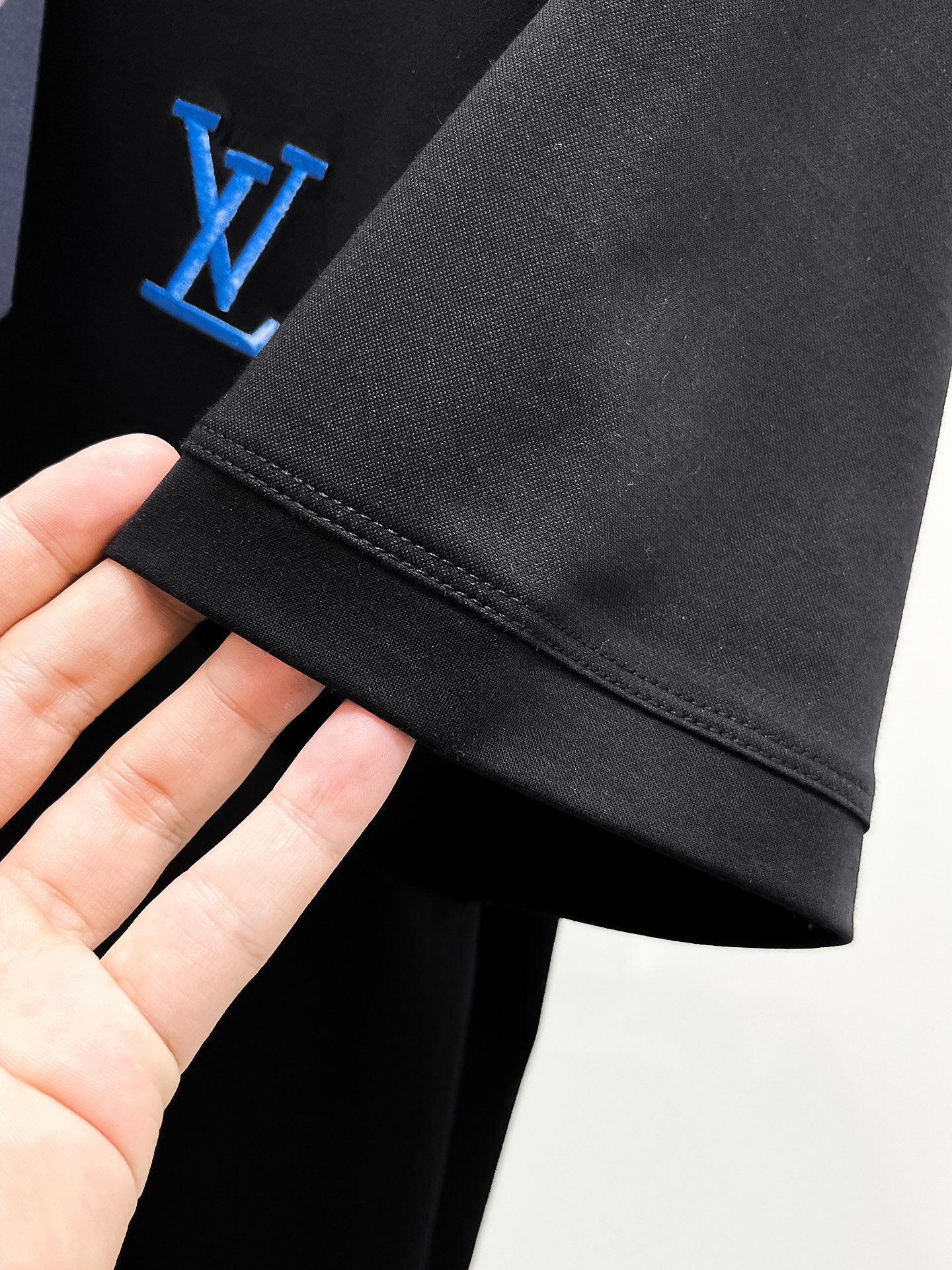  1v 路易威登 2025春夏新款首发专柜最新款圆领短袖 高端订制 设计前卫时尚！品牌logo重工艺设计