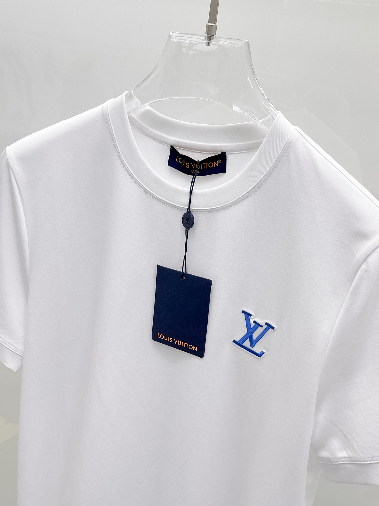  1v 路易威登 2025春夏新款首发专柜最新款圆领短袖 高端订制 设计前卫时尚！品牌logo重工艺设计