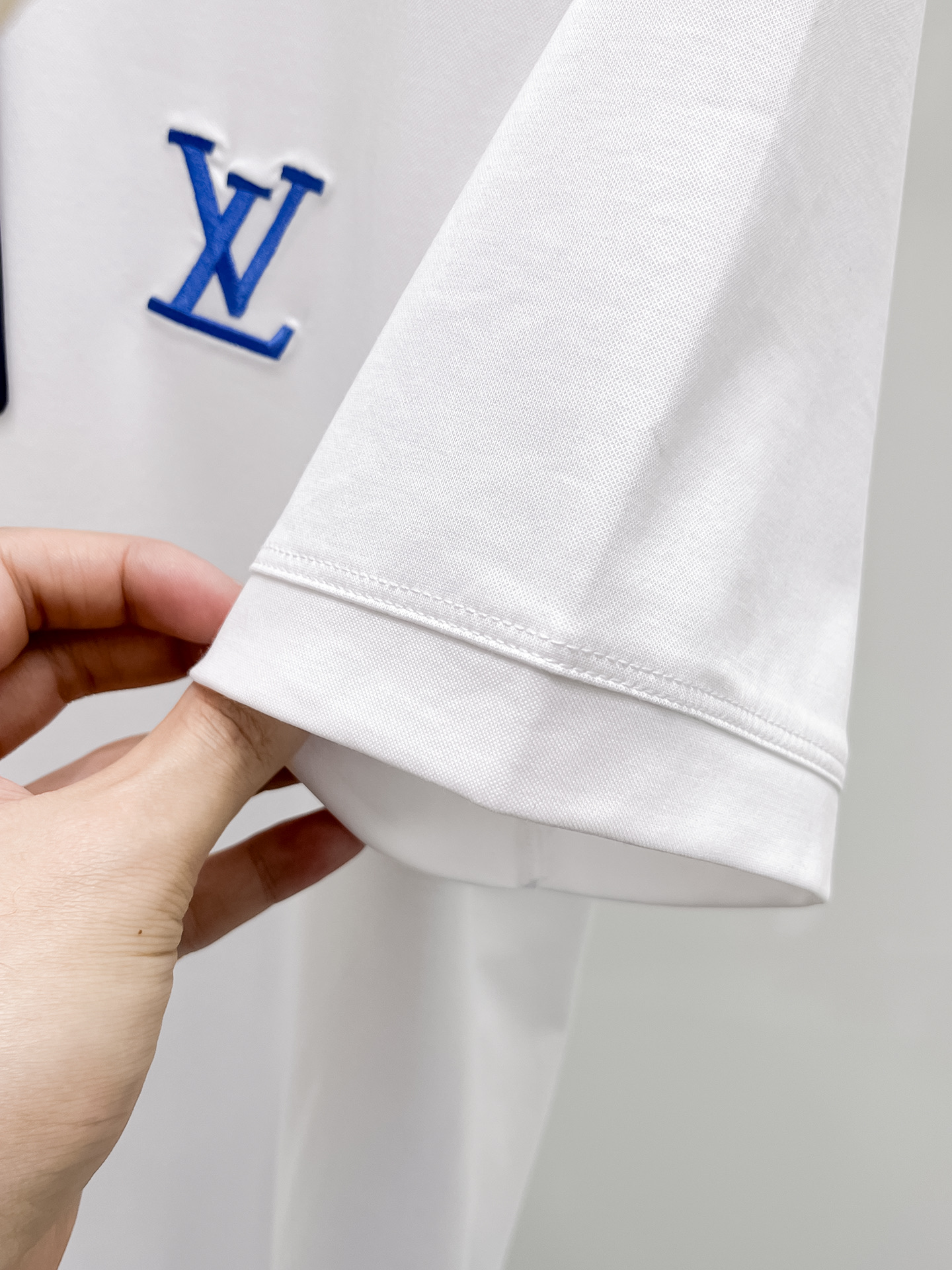  1v 路易威登 2025春夏新款首发专柜最新款圆领短袖 高端订制 设计前卫时尚！品牌logo重工艺设计