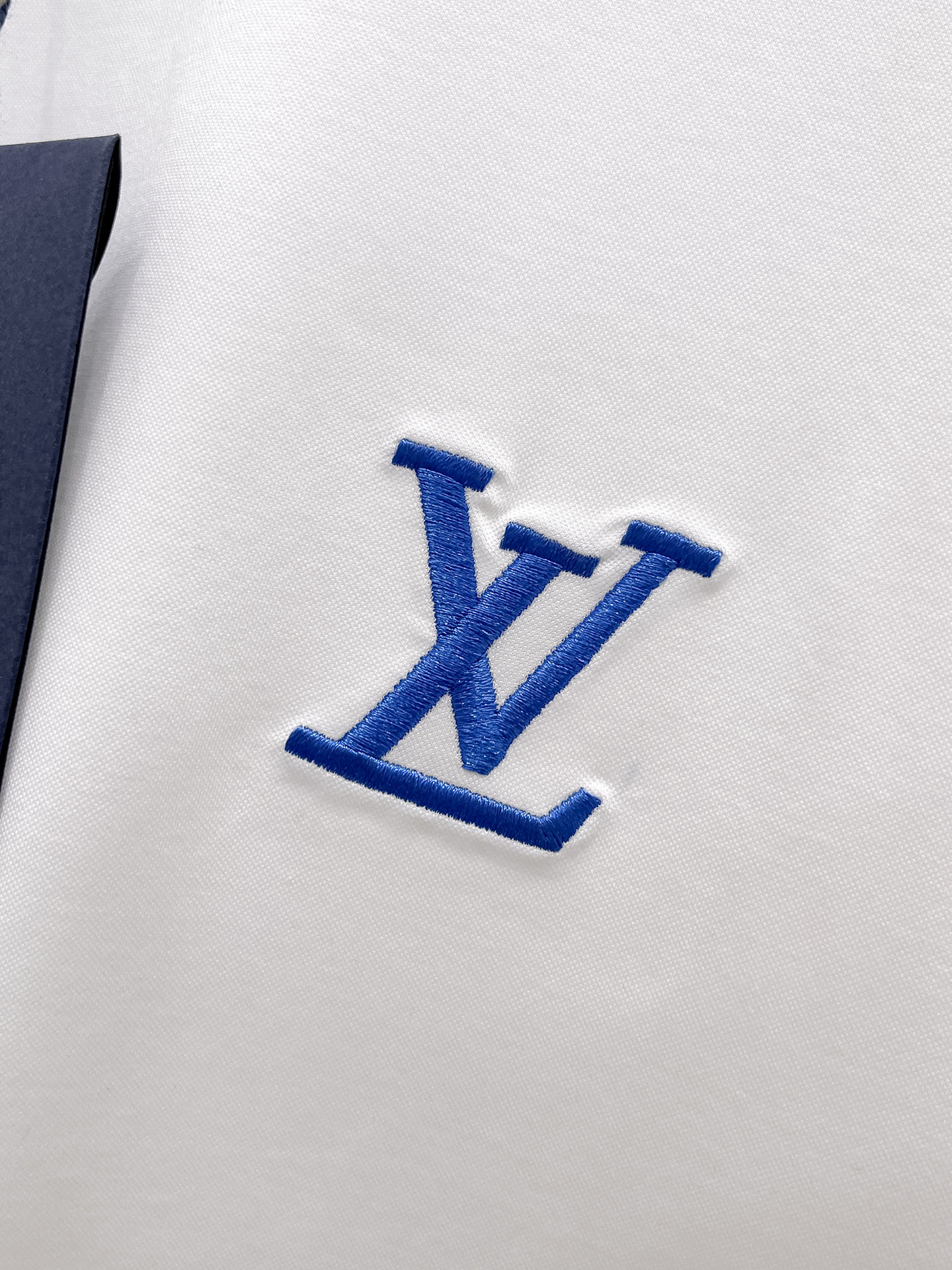  1v 路易威登 2025春夏新款首发专柜最新款圆领短袖 高端订制 设计前卫时尚！品牌logo重工艺设计