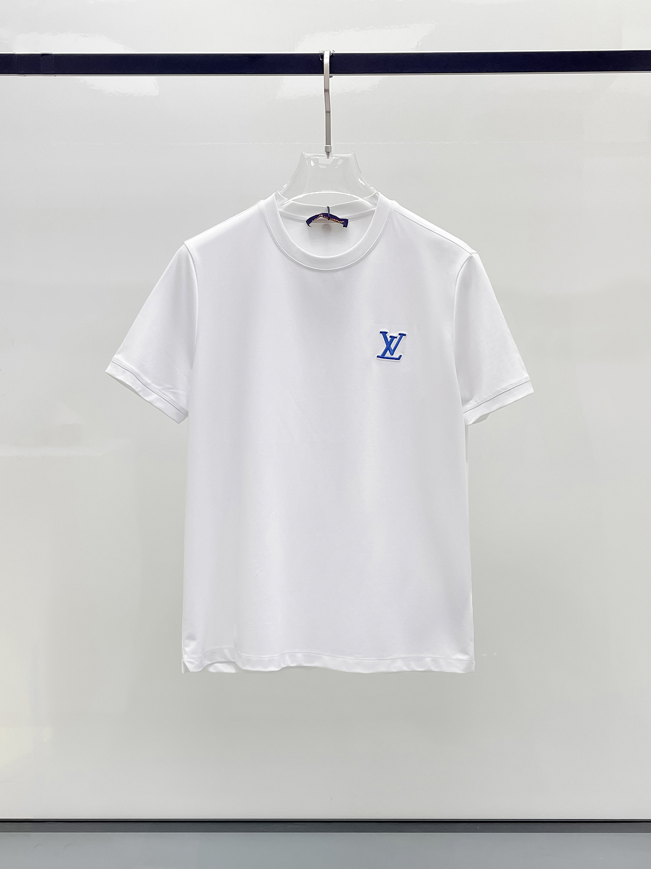  1v 路易威登 2025春夏新款首发专柜最新款圆领短袖 高端订制 设计前卫时尚！品牌logo重工艺设计