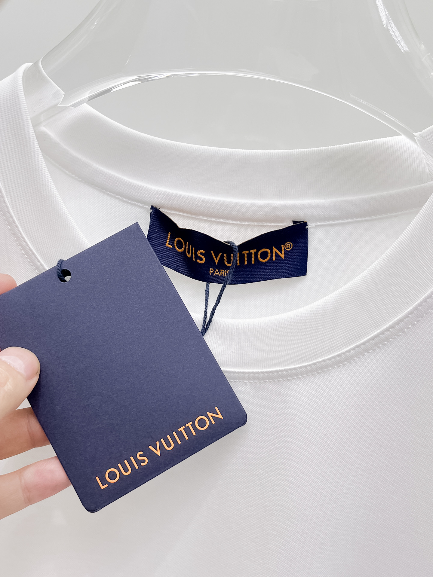  1v 路易威登 2025春夏新款首发专柜最新款圆领短袖 高端订制 设计前卫时尚！品牌logo重工艺设计