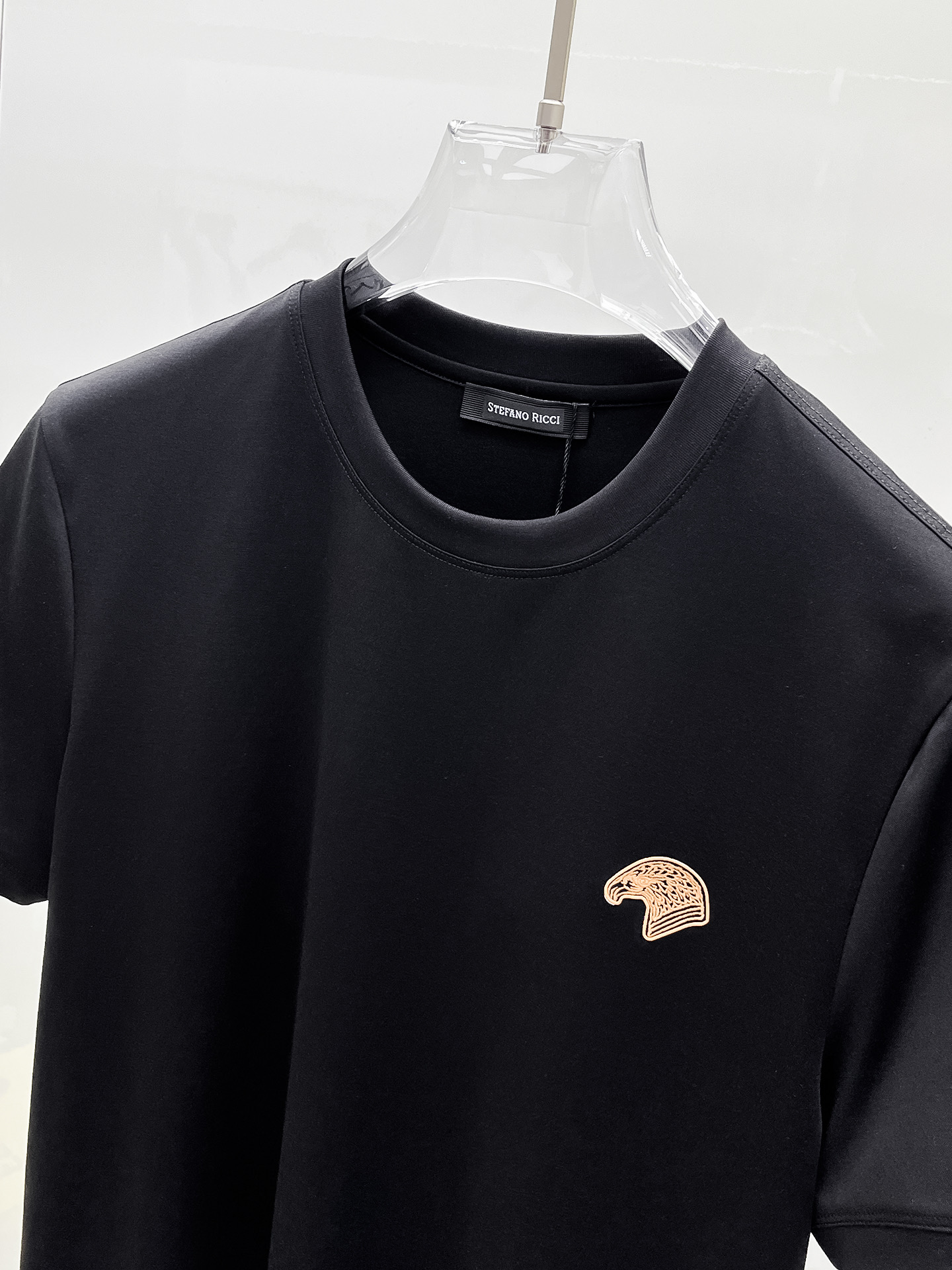  斯蒂芬 2025春夏新款首发专柜最新款圆领短袖 高端订制 设计前卫时尚！品牌logo重工艺设计 高端定