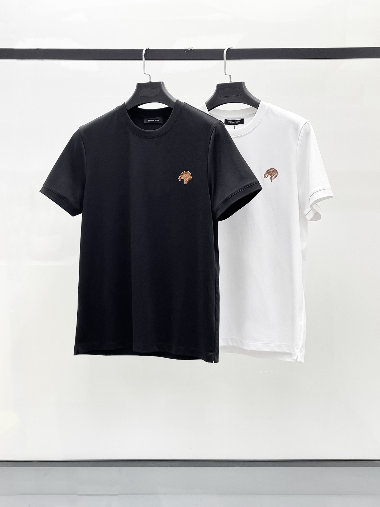 NO:503101,Stephen 2025 spring and summer new styles are the latest round neck short sleeves in the counter, high-end customization, and avant-garde and fashionable design!  Brand logo heavy craft design, high-end customized 100 double-sided mercerated cotton fabric, soft feel, comfortable to wear, exquisite counter-level car line, fine workmanship, invincible and handsome upper body effect!  A must-have item for handsome men!  Code number M-3xL, T-shirt, alexander wang19860909斯蒂芬 2025春夏新款首发专柜最新款圆领短袖 高端订制 设计前卫时尚！品牌logo重工艺设计 高端定制100支双面丝光棉面料.手感柔软.穿着舒适.专柜级别精致车线.做工精细.上身效果无敌帅气！型男必备单品！码数M-3xL,,T-shirt,alexander wang,Men's clothing