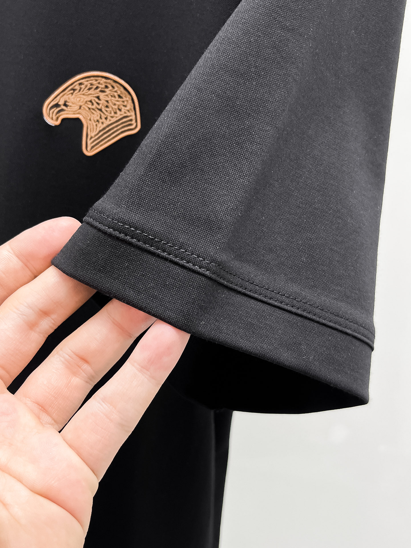  斯蒂芬 2025春夏新款首发专柜最新款圆领短袖 高端订制 设计前卫时尚！品牌logo重工艺设计 高端定