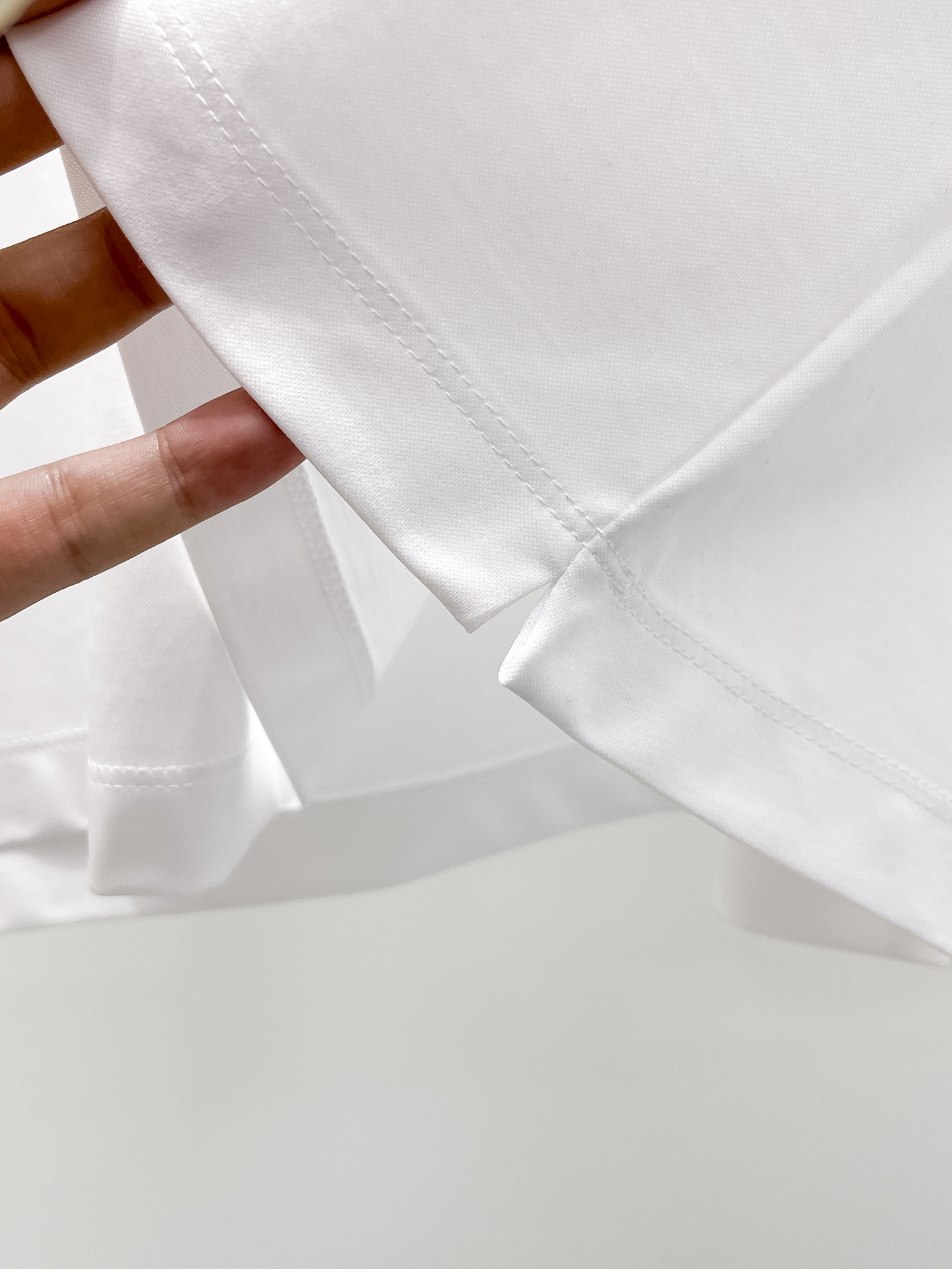  斯蒂芬 2025春夏新款首发专柜最新款圆领短袖 高端订制 设计前卫时尚！品牌logo重工艺设计 高端定