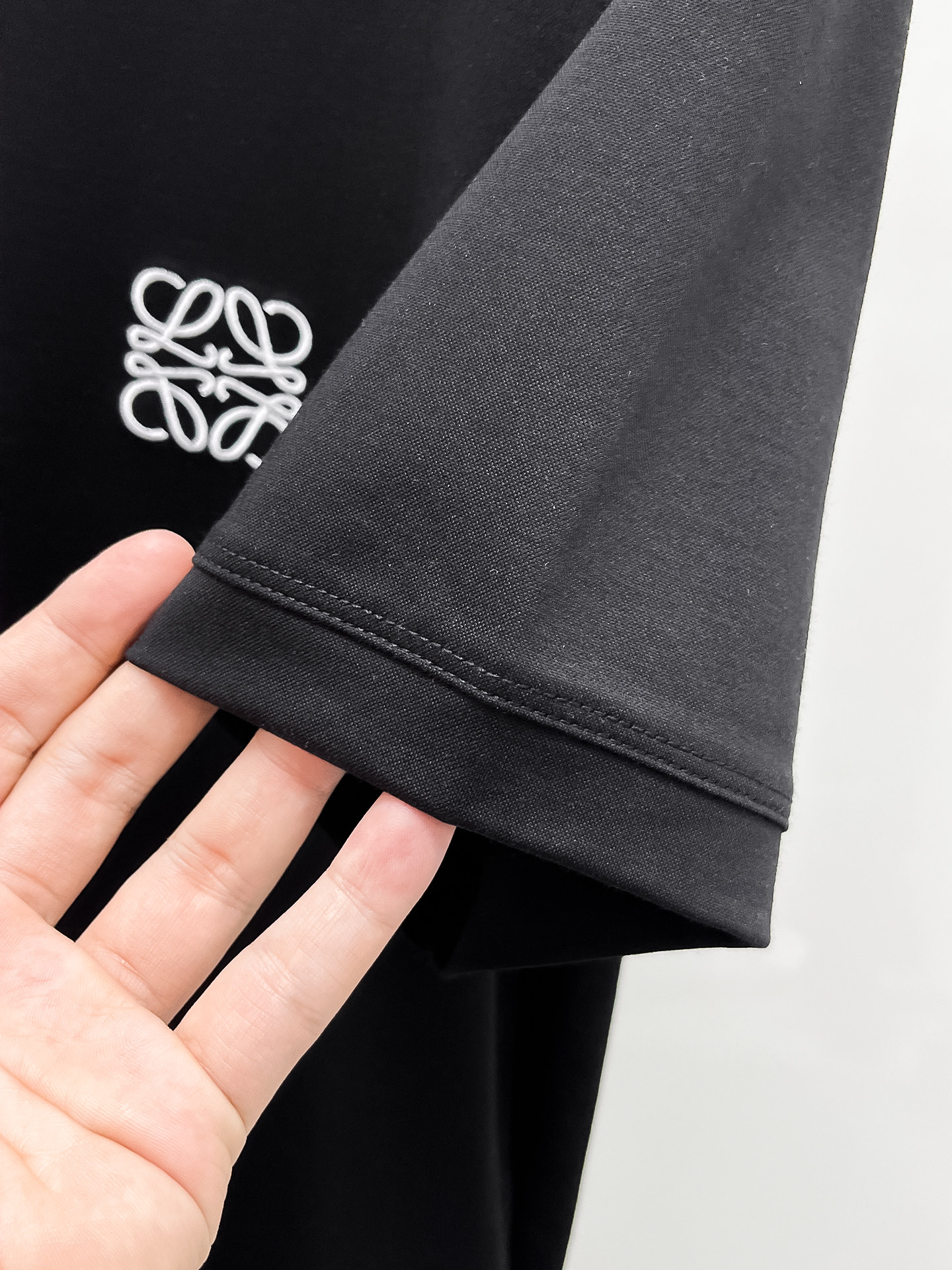  罗意威 2025春夏新款首发专柜最新款圆领短袖 高端订制 设计前卫时尚！品牌logo重工艺设计 高端定