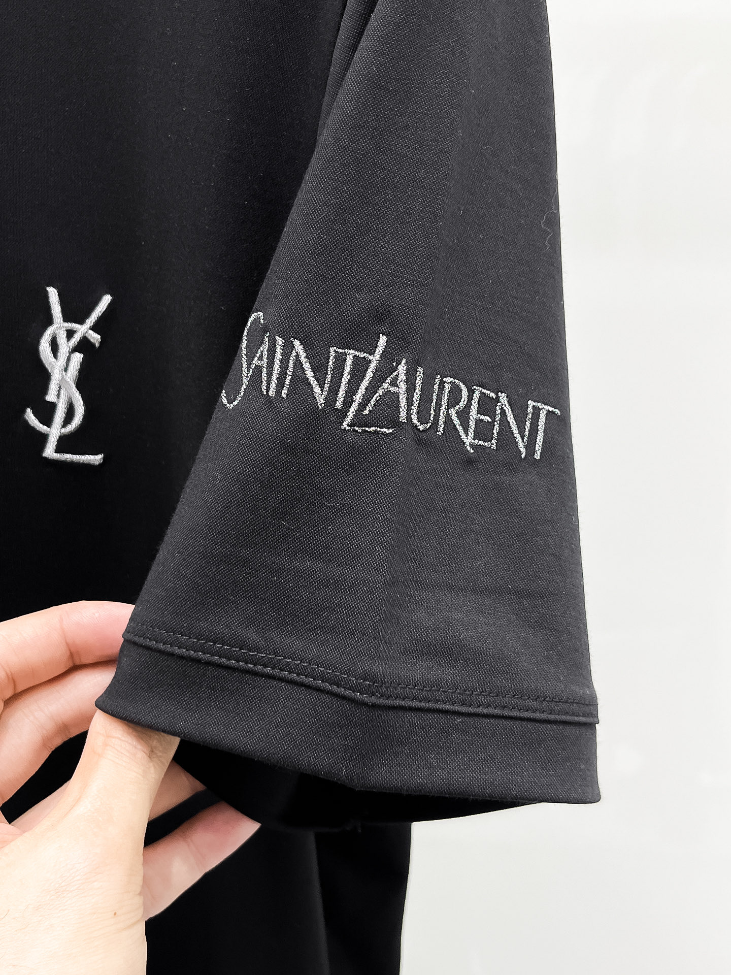  罗意威  2025春夏新款首发专柜最新款圆领短袖 高端订制 设计前卫时尚！品牌logo重工艺设计 高端