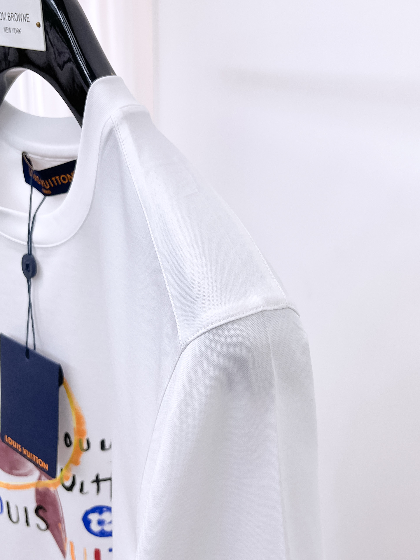  1v 路易威登  2025春夏新款首发专柜最新款圆领短袖 高端订制 设计前卫时尚！品牌logo重工艺设