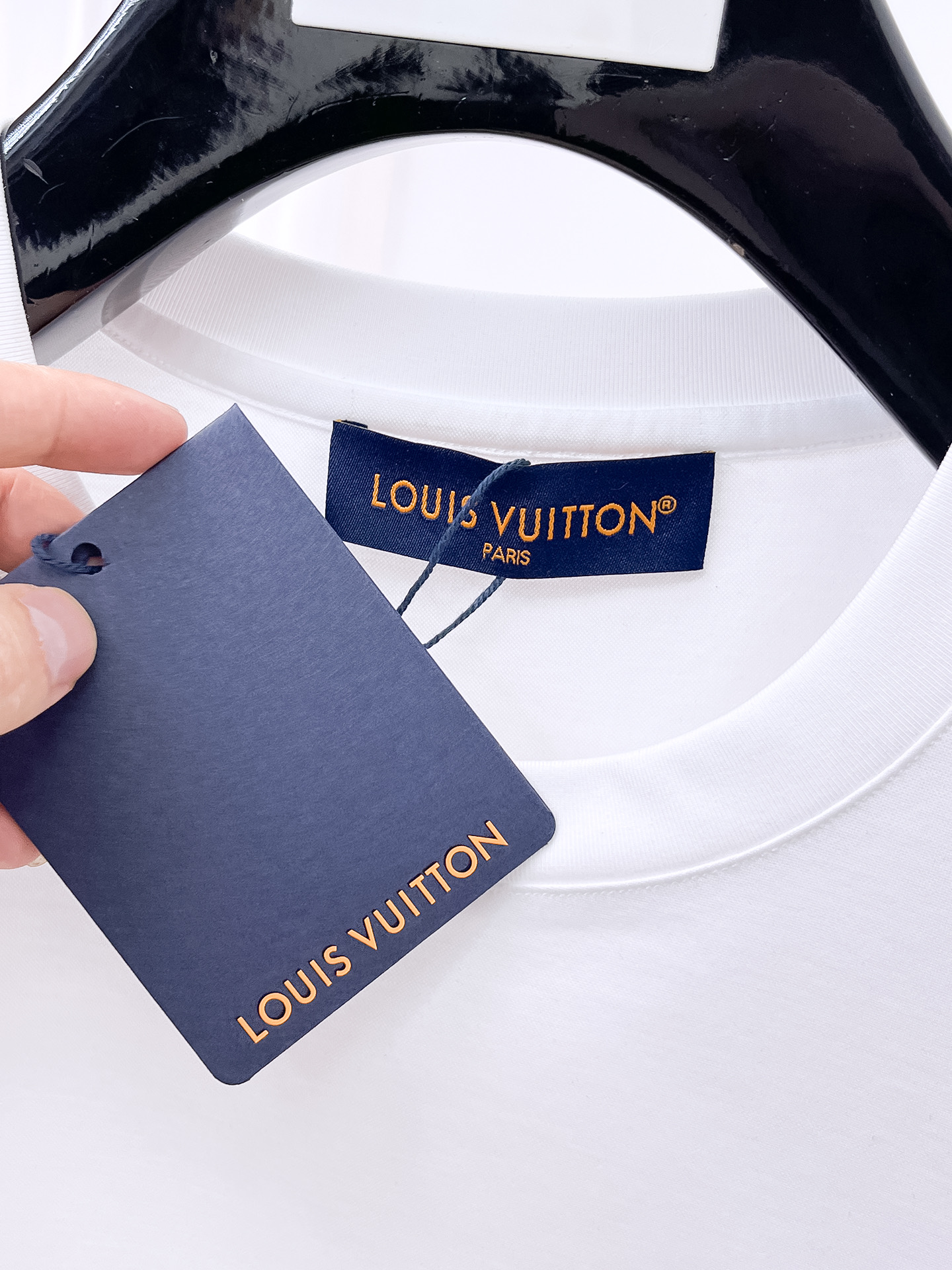  1v 路易威登  2025春夏新款首发专柜最新款圆领短袖 高端订制 设计前卫时尚！品牌logo重工艺设