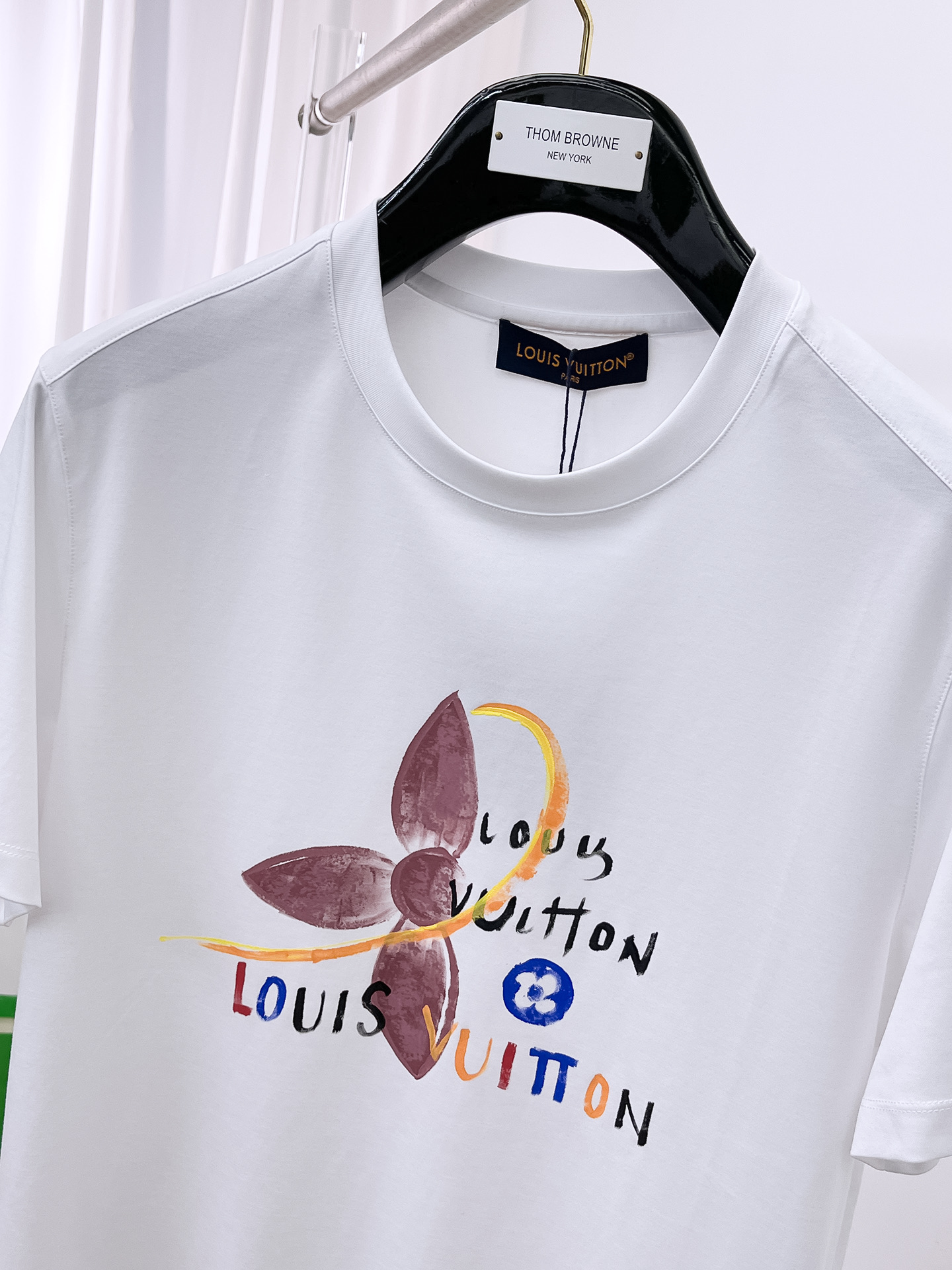  1v 路易威登  2025春夏新款首发专柜最新款圆领短袖 高端订制 设计前卫时尚！品牌logo重工艺设