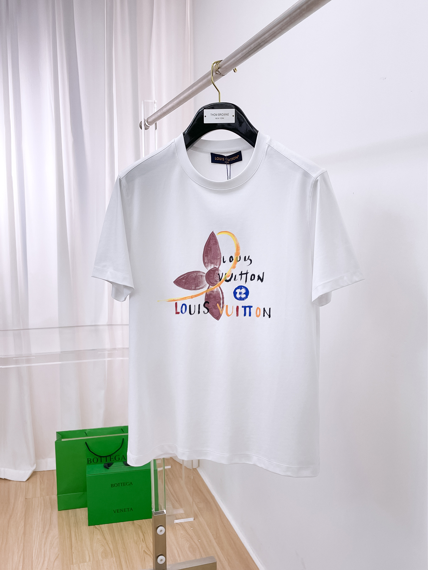 NO:486391,1v Louis Vuitton 2025 spring and summer new model first launch counter latest round neck short sleeves, high-end customization, avant-garde and fashionable design!  Brand logo heavy craft design, high-end customized 100 double-sided mercerated cotton fabric, soft feel, comfortable to wear, exquisite counter-level car line, fine workmanship, invincible and handsome upper body effect!  A must-have item for handsome men!  Code number M-3xL, louis vuitton, T-shirt, alexander wang198609091v 路易威登 2025春夏新款首发专柜最新款圆领短袖 高端订制 设计前卫时尚！品牌logo重工艺设计 高端定制100支双面丝光棉面料.手感柔软.穿着舒适.专柜级别精致车线.做工精细.上身效果无敌帅气！型男必备单品！码数M-3xL,,louis vuitton,T-shirt,alexander wang,Men's clothing