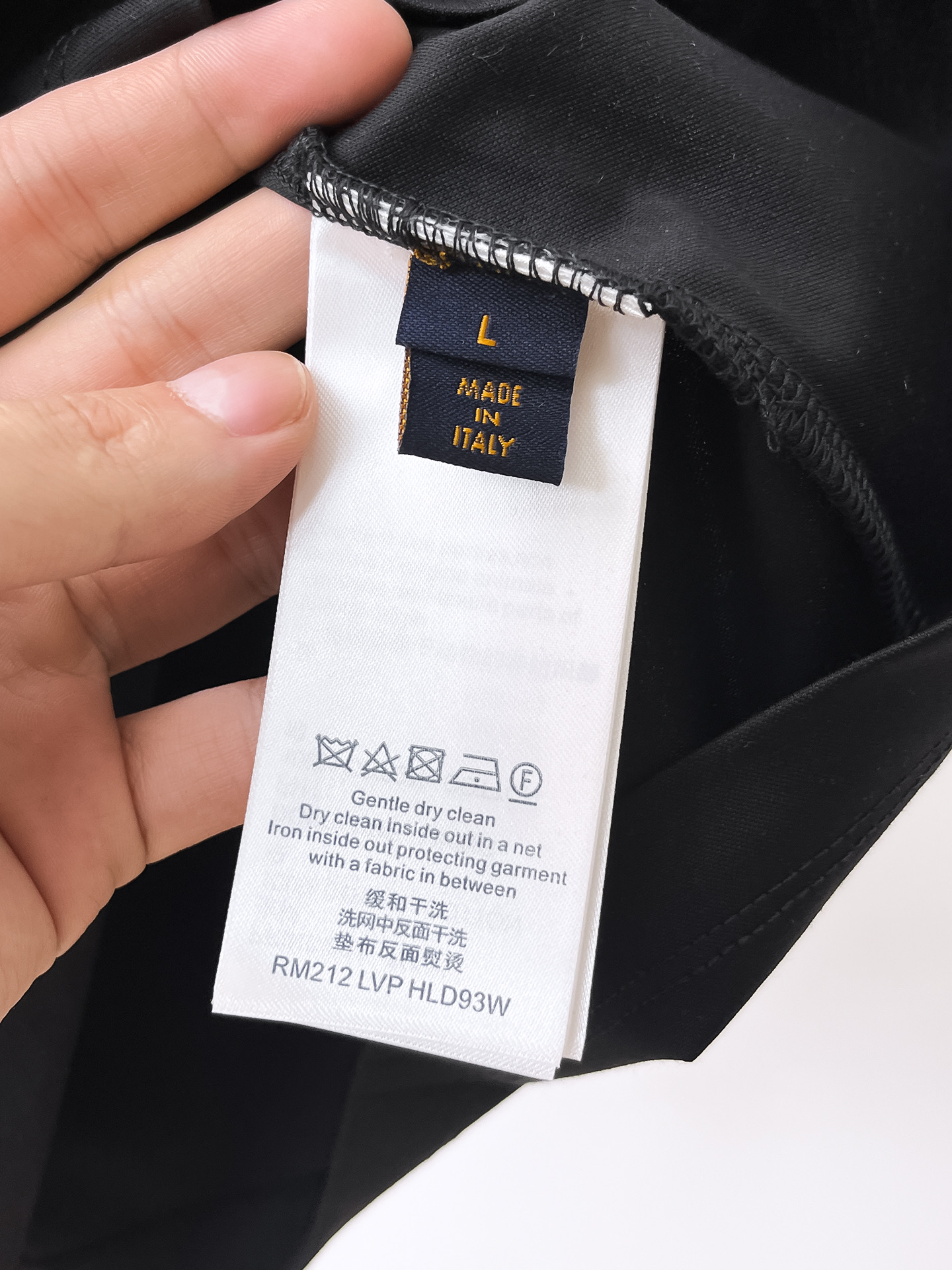  1v 路易威登 2025春夏新款首发专柜最新款圆领短袖 高端订制 设计前卫时尚！品牌logo重工艺设计