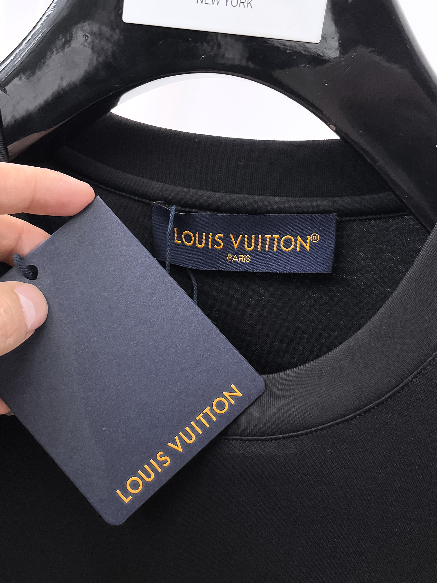  1v 路易威登 2025春夏新款首发专柜最新款圆领短袖 高端订制 设计前卫时尚！品牌logo重工艺设计