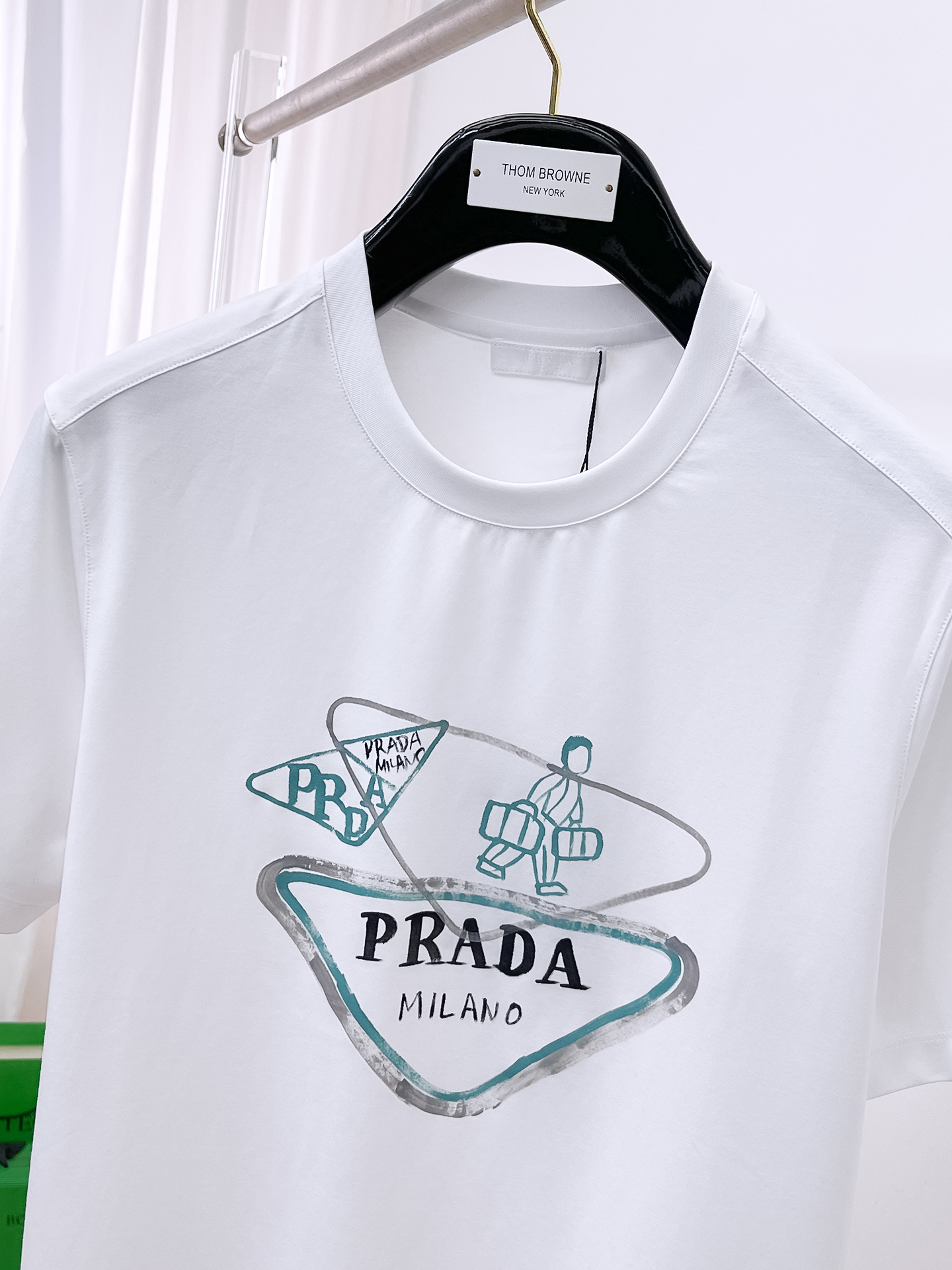  普拉达 2025春夏新款首发专柜最新款圆领短袖 高端订制 设计前卫时尚！品牌logo重工艺设计 高端定