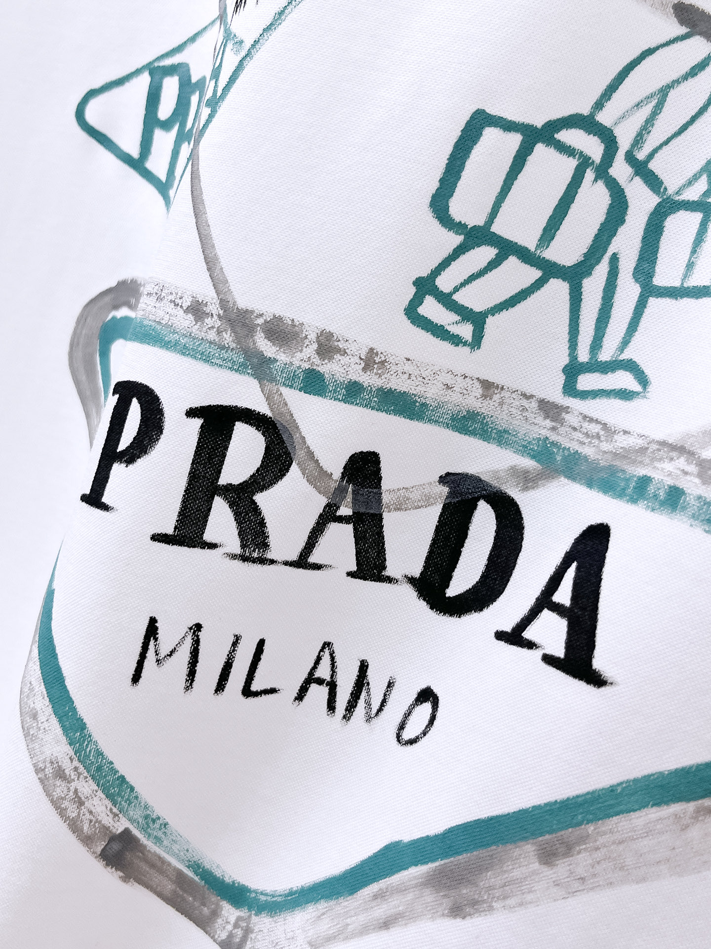  普拉达 2025春夏新款首发专柜最新款圆领短袖 高端订制 设计前卫时尚！品牌logo重工艺设计 高端定