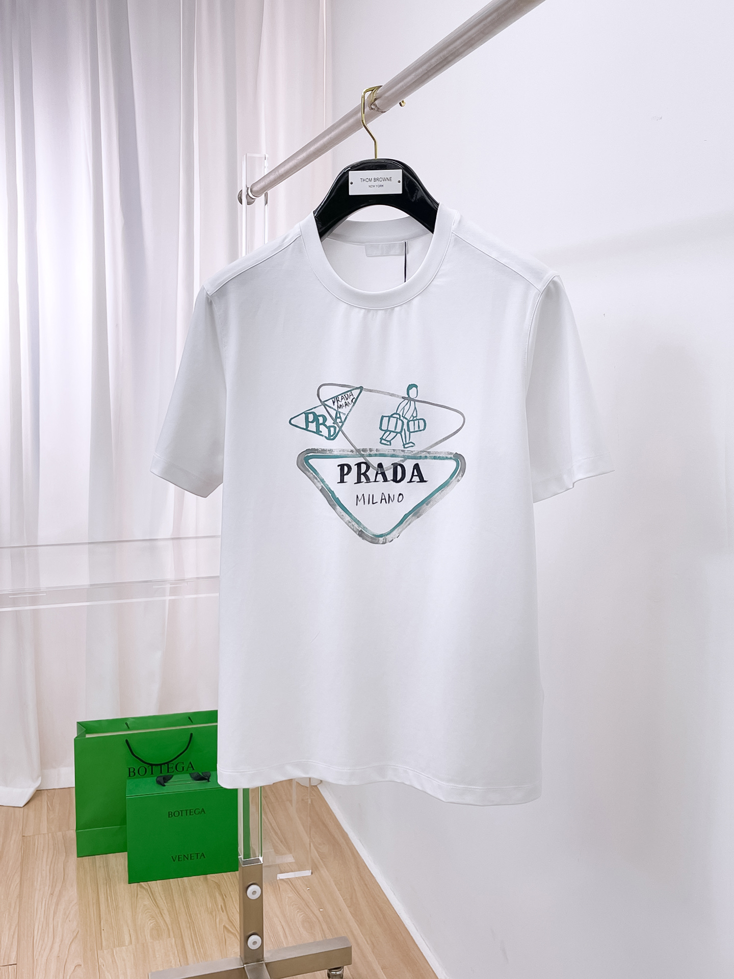  普拉达 2025春夏新款首发专柜最新款圆领短袖 高端订制 设计前卫时尚！品牌logo重工艺设计 高端定