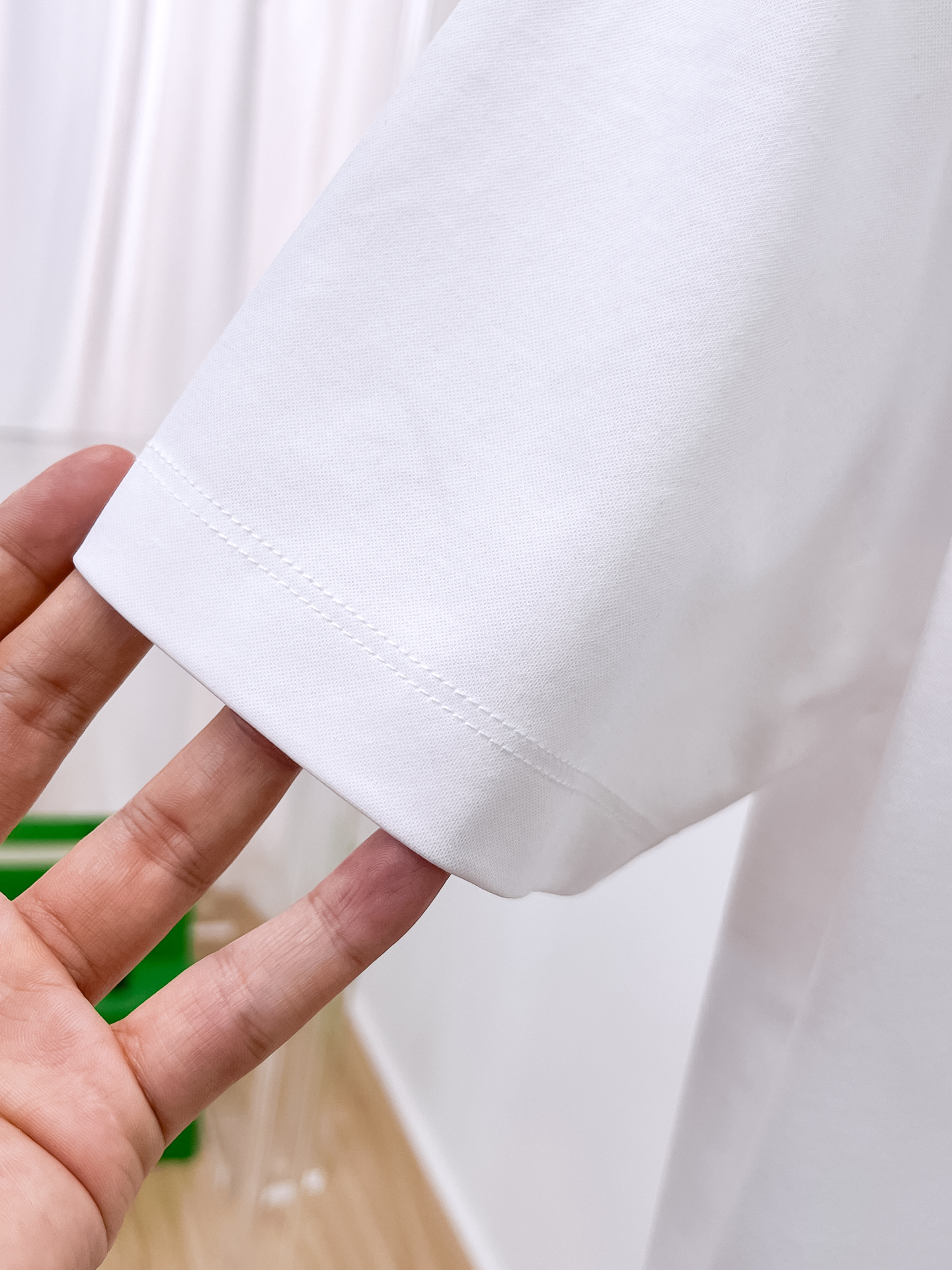  普拉达 2025春夏新款首发专柜最新款圆领短袖 高端订制 设计前卫时尚！品牌logo重工艺设计 高端定