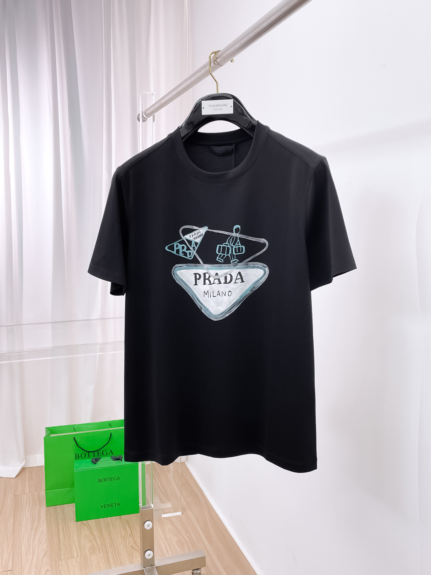  普拉达 2025春夏新款首发专柜最新款圆领短袖 高端订制 设计前卫时尚！品牌logo重工艺设计 高端定