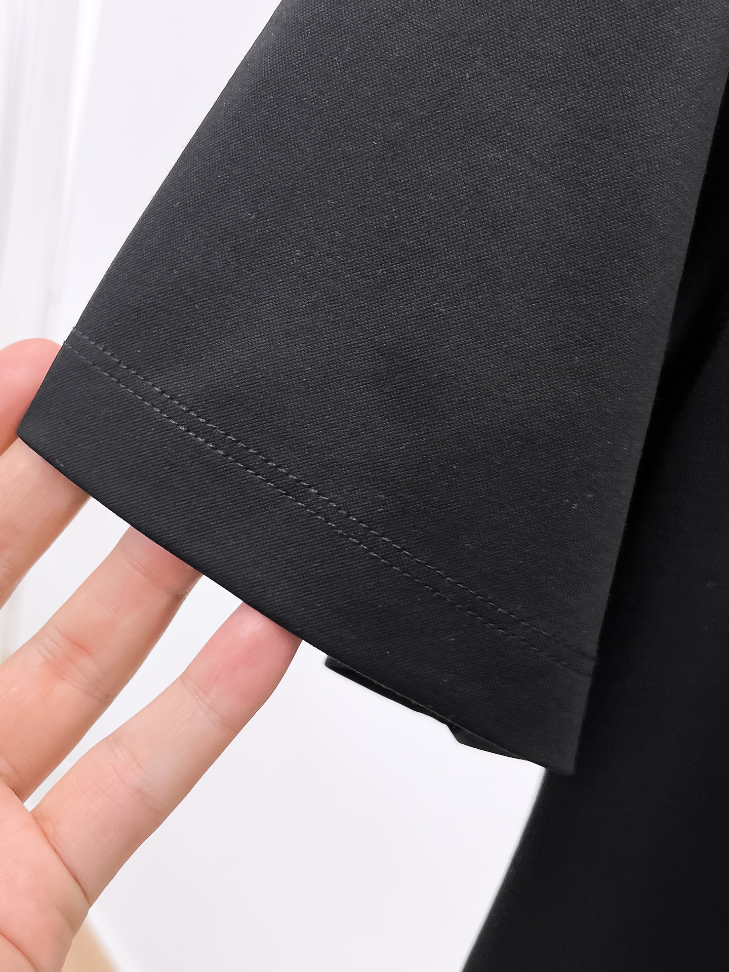  普拉达 2025春夏新款首发专柜最新款圆领短袖 高端订制 设计前卫时尚！品牌logo重工艺设计 高端定