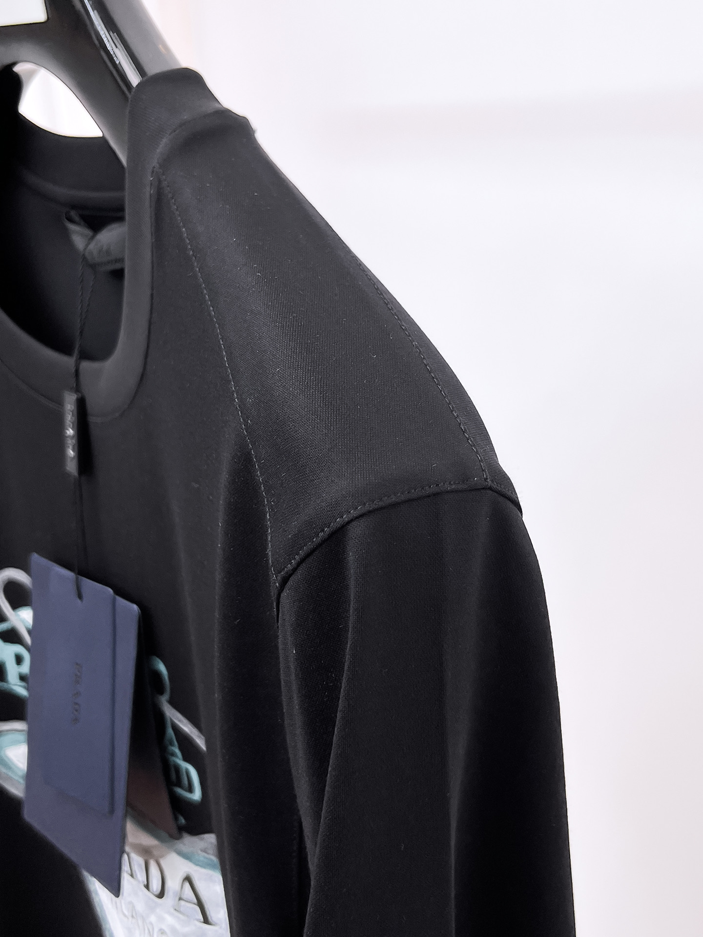  普拉达 2025春夏新款首发专柜最新款圆领短袖 高端订制 设计前卫时尚！品牌logo重工艺设计 高端定