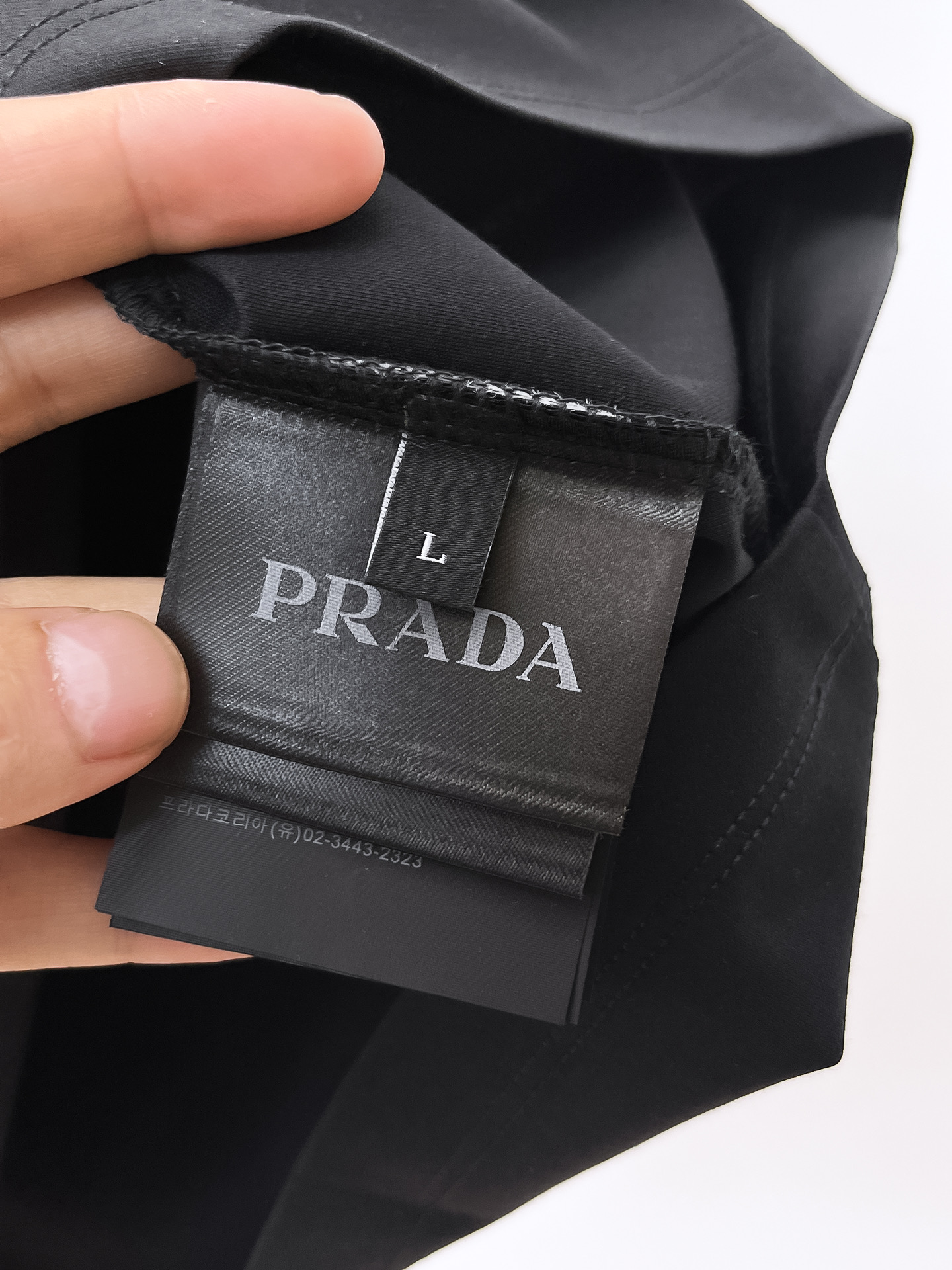  普拉达 2025春夏新款首发专柜最新款圆领短袖 高端订制 设计前卫时尚！品牌logo重工艺设计 高端定