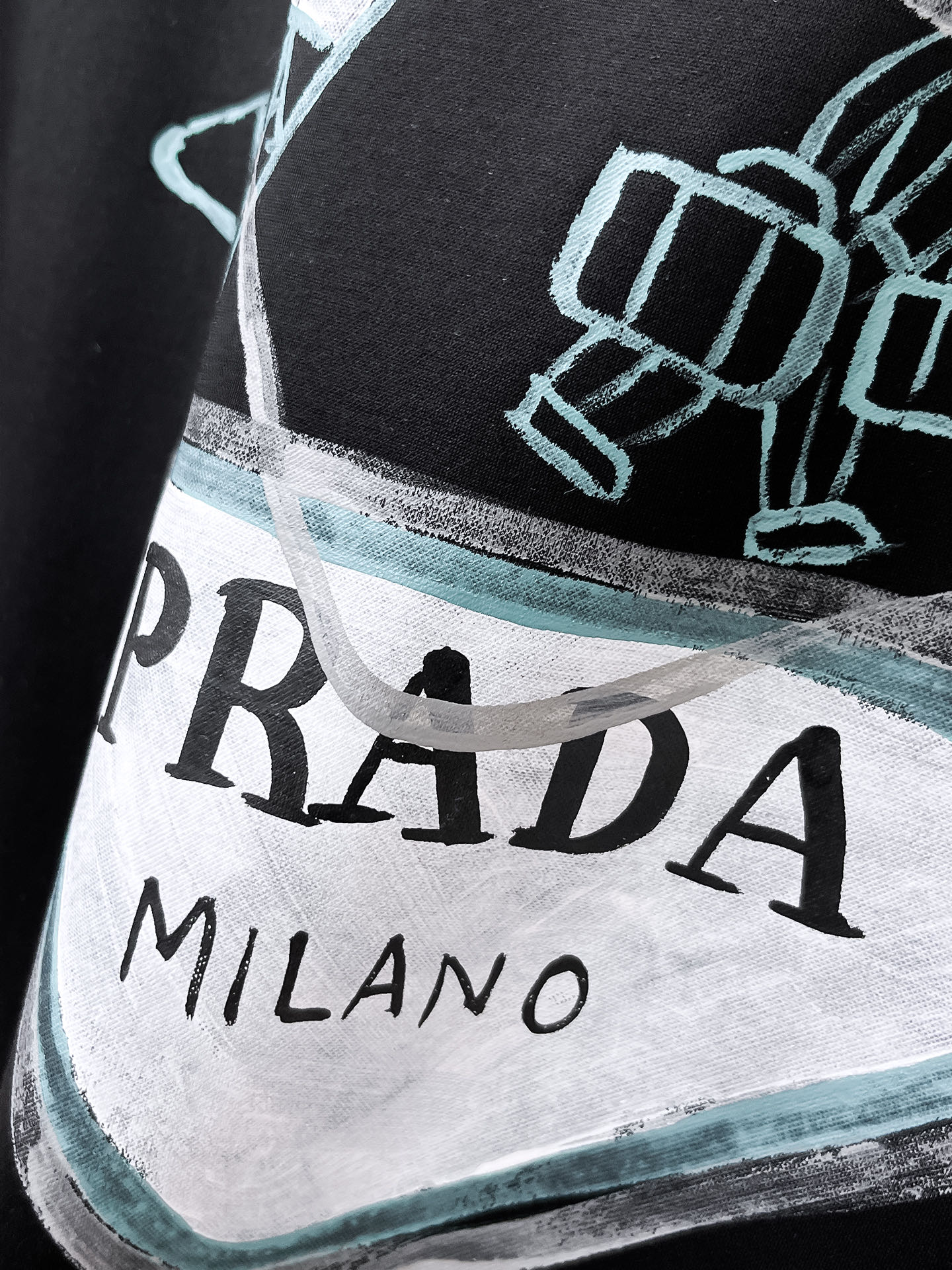  普拉达 2025春夏新款首发专柜最新款圆领短袖 高端订制 设计前卫时尚！品牌logo重工艺设计 高端定