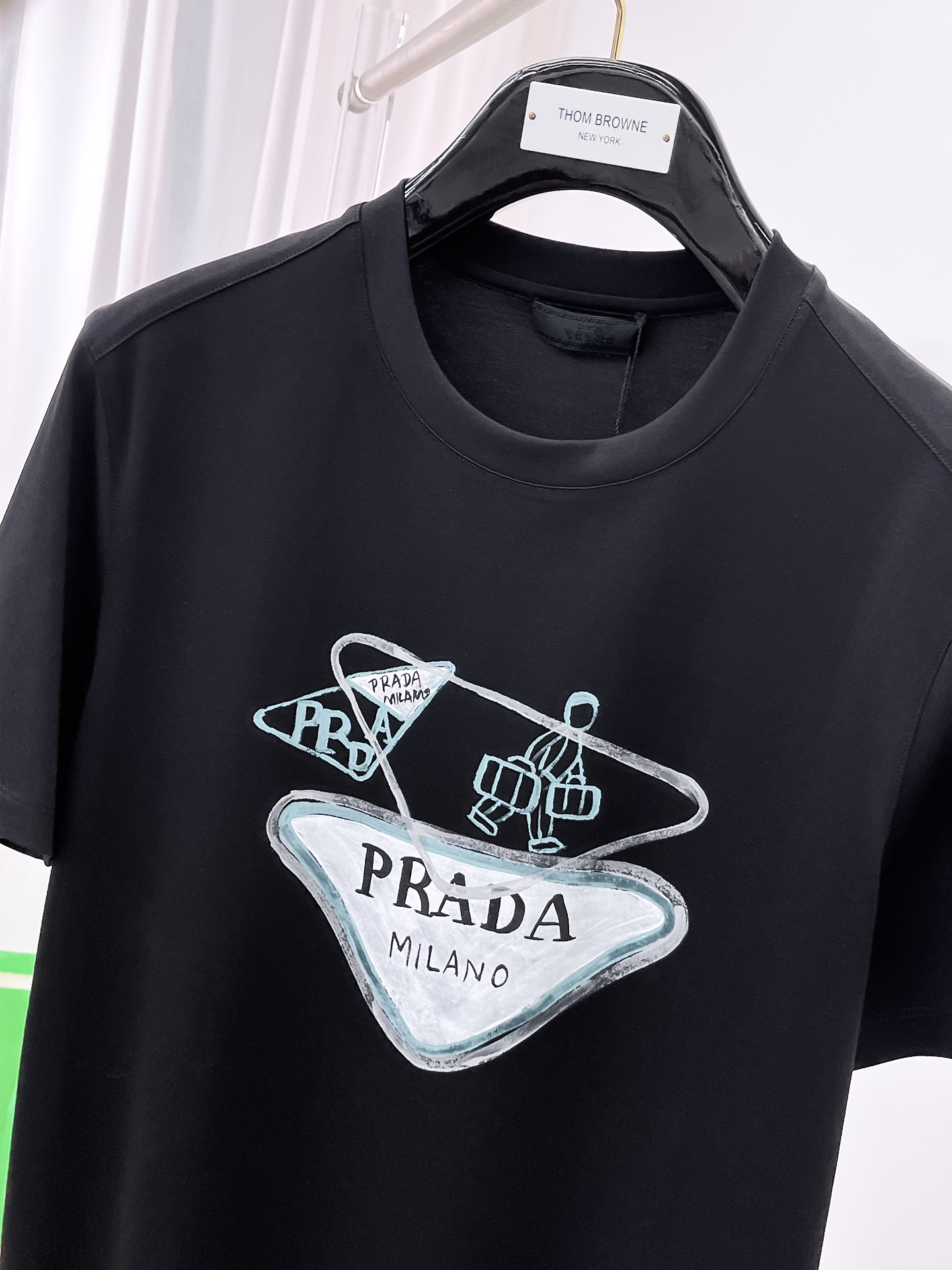  普拉达 2025春夏新款首发专柜最新款圆领短袖 高端订制 设计前卫时尚！品牌logo重工艺设计 高端定