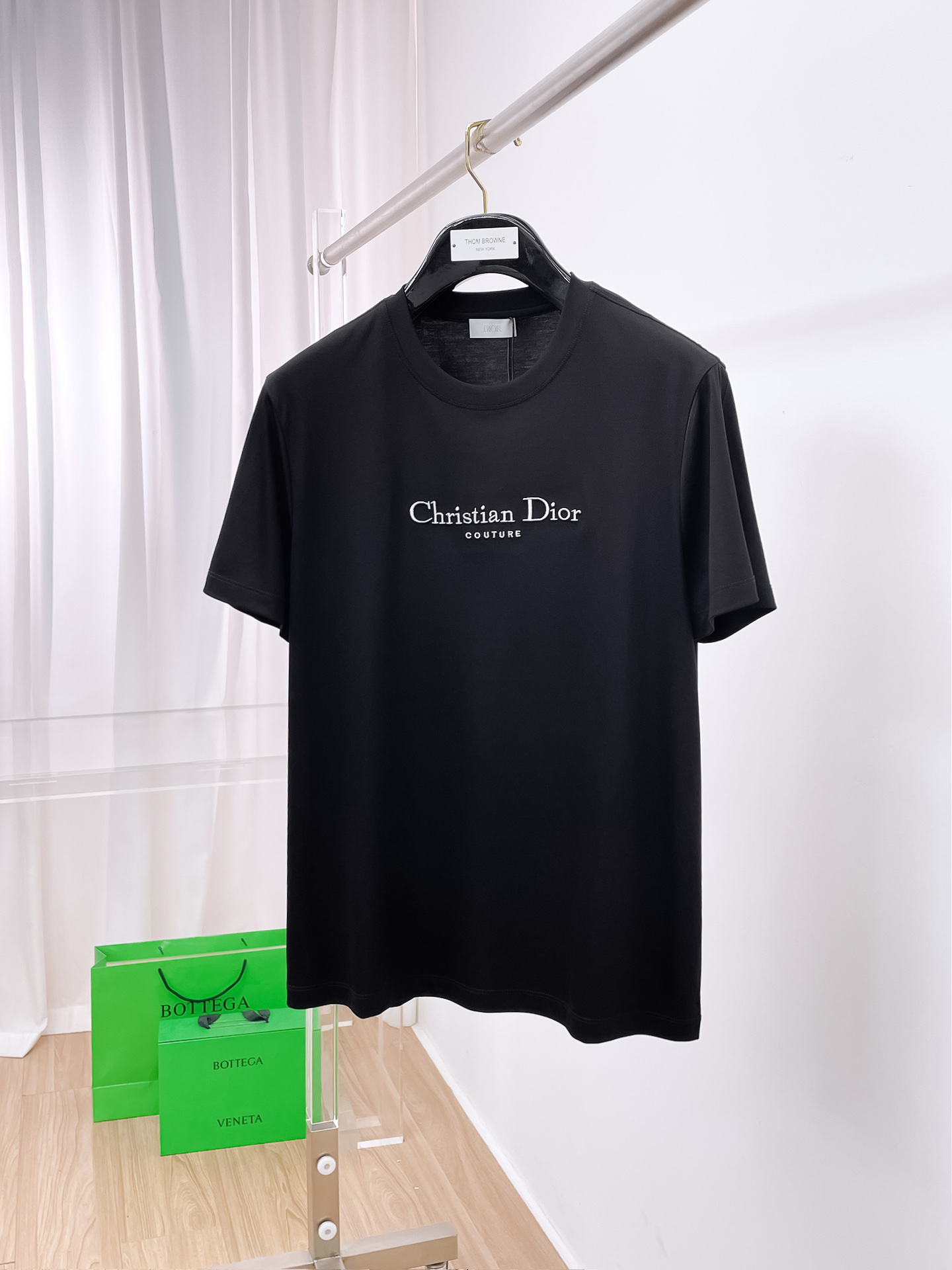 NO:486395,Dior 2025 spring and summer new model first launch counter latest round neck short sleeves, high-end customization, avant-garde and fashionable design!  Brand logo heavy craft design, high-end customized 100 double-sided mercerated cotton fabric, soft feel, comfortable to wear, exquisite counter-level car line, fine workmanship, invincible and handsome upper body effect!  A must-have item for handsome men!  Code number M-3xL, dior, T-shirt, alexander wang19860909迪奥 2025春夏新款首发专柜最新款圆领短袖 高端订制 设计前卫时尚！品牌logo重工艺设计 高端定制100支双面丝光棉面料.手感柔软.穿着舒适.专柜级别精致车线.做工精细.上身效果无敌帅气！型男必备单品！码数M-3xL,,dior,T-shirt,alexander wang,Men's clothing