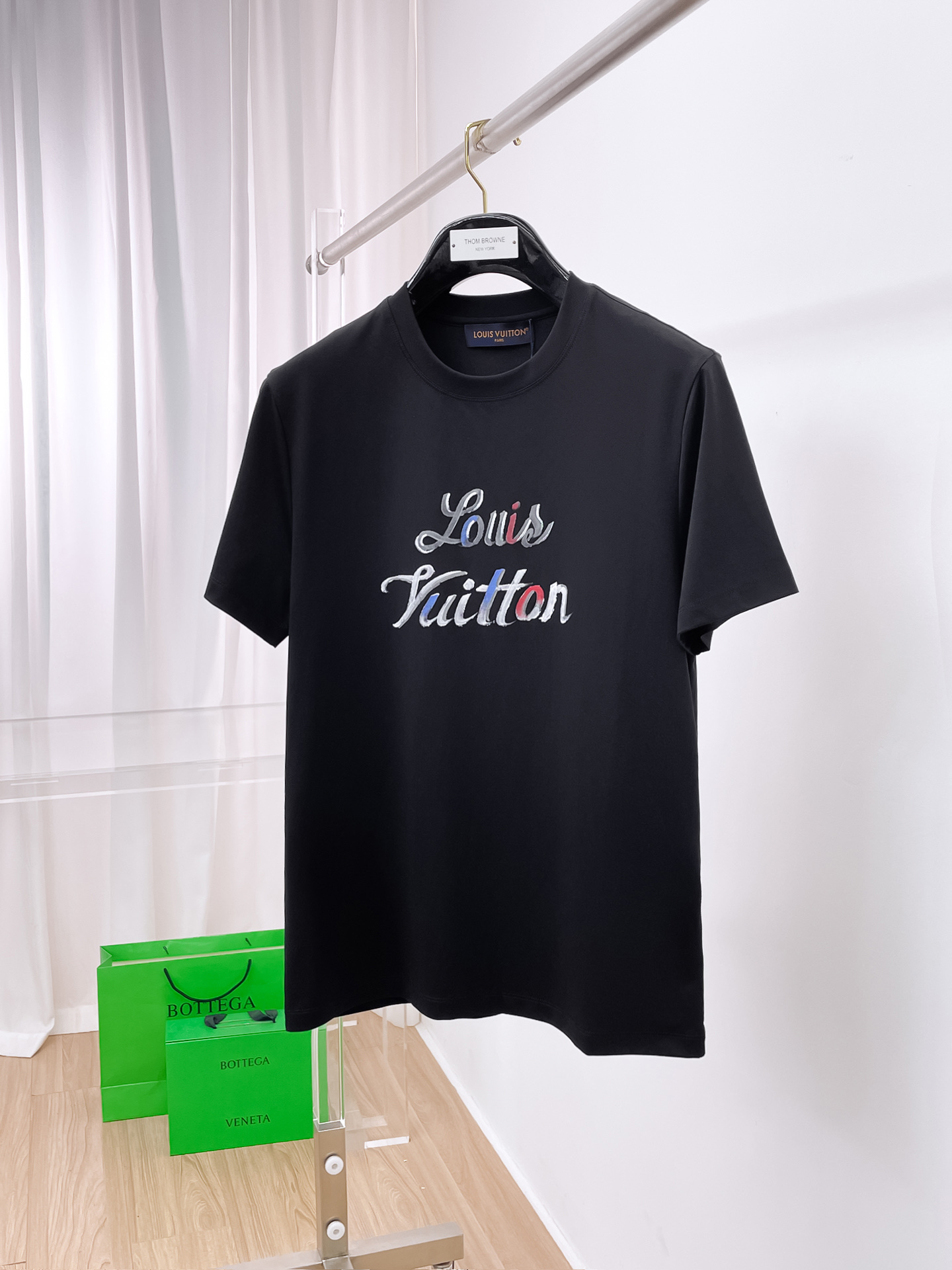 NO:486399,1v Louis Vuitton 2025 spring and summer new model first launch counter latest round neck short sleeves, high-end customization, avant-garde and fashionable design!  Brand logo heavy craft design, high-end customized 100 double-sided mercerated cotton fabric, soft feel, comfortable to wear, exquisite counter-level car line, fine workmanship, invincible and handsome upper body effect!  A must-have item for handsome men!  Code number M-3xL, louis vuitton, T-shirt, alexander wang198609091v 路易威登 2025春夏新款首发专柜最新款圆领短袖 高端订制 设计前卫时尚！品牌logo重工艺设计 高端定制100支双面丝光棉面料.手感柔软.穿着舒适.专柜级别精致车线.做工精细.上身效果无敌帅气！型男必备单品！码数M-3xL,,louis vuitton,T-shirt,alexander wang,Men's clothing