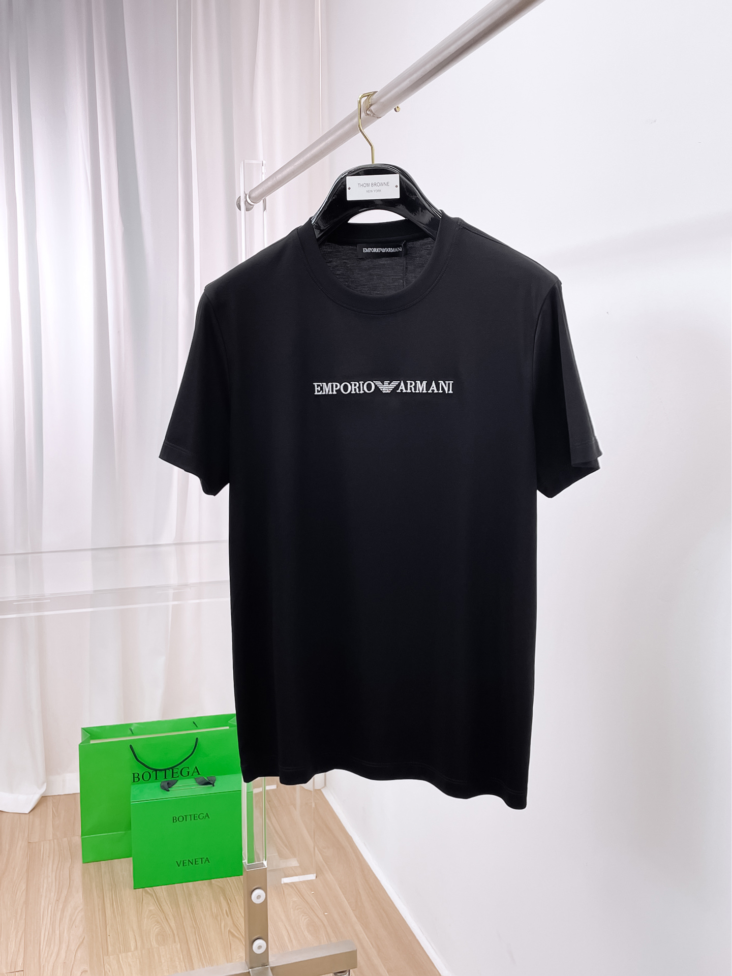 NO:486402,Armani's new spring and summer new model in the first counter with the latest round neck short sleeves, high-end customization, avant-garde and fashionable design!  Brand logo heavy craft design, high-end customized 100 double-sided mercerated cotton fabric, soft feel, comfortable to wear, exquisite counter-level car line, fine workmanship, invincible and handsome upper body effect!  A must-have item for handsome men!  Code number M-3xL, Armani, T-shirt, alexander wang19860909阿玛尼 2025春夏新款首发专柜最新款圆领短袖 高端订制 设计前卫时尚！品牌logo重工艺设计 高端定制100支双面丝光棉面料.手感柔软.穿着舒适.专柜级别精致车线.做工精细.上身效果无敌帅气！型男必备单品！码数M-3xL,,armani,T-shirt,alexander wang,Men's clothing