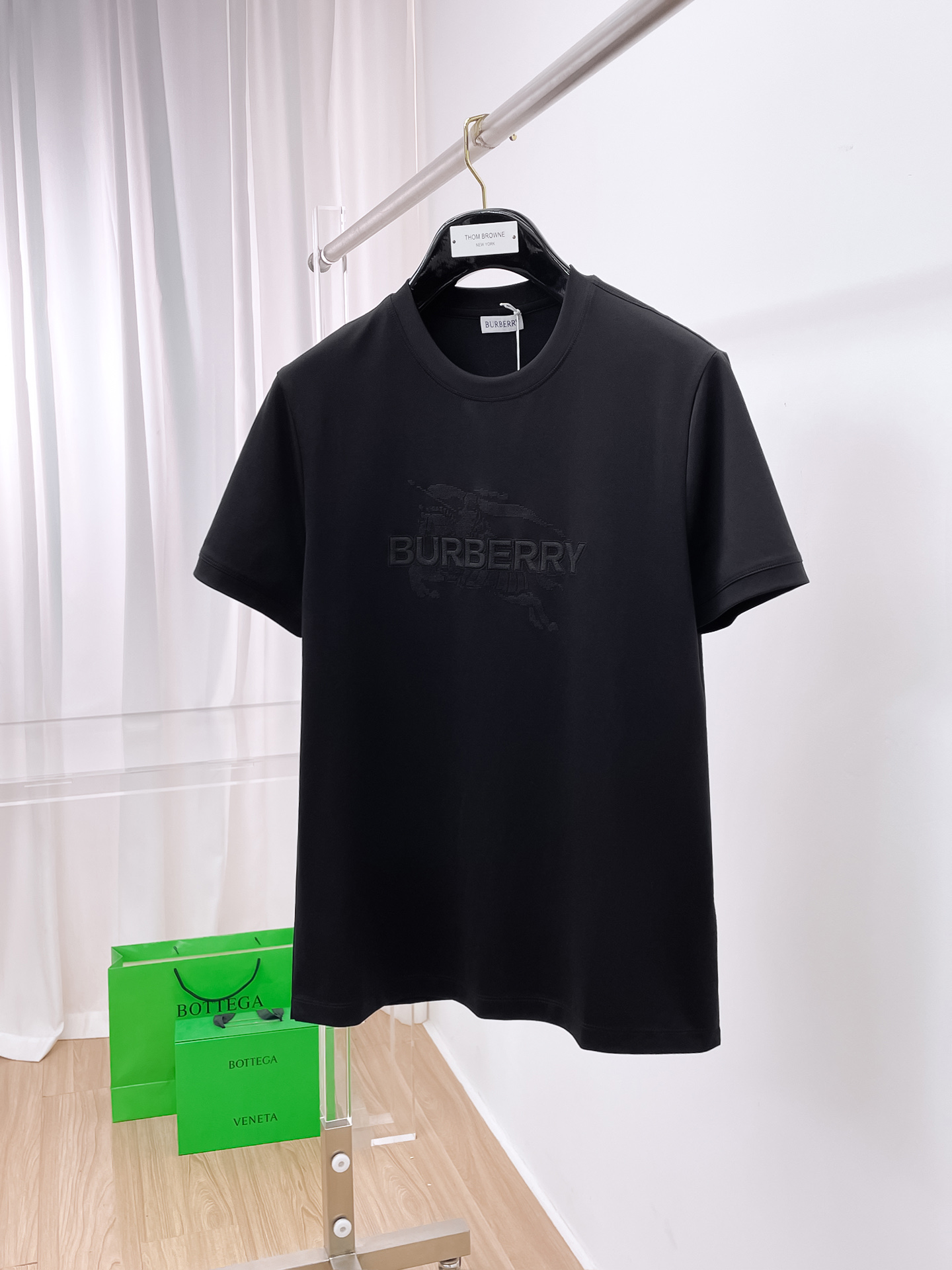 NO:486407,Burberry's new spring and summer new model in the first counter with the latest round neck short sleeves, high-end customization, avant-garde and fashionable design!  Brand logo heavy craft design, high-end customized 100 double-sided mercerated cotton fabric, soft feel, comfortable to wear, exquisite counter-level car line, fine workmanship, invincible and handsome upper body effect!  A must-have item for handsome men!  Code number M-3xL, burberry, T-shirt, alexander wang19860909巴宝莉 2025春夏新款首发专柜最新款圆领短袖 高端订制 设计前卫时尚！品牌logo重工艺设计 高端定制100支双面丝光棉面料.手感柔软.穿着舒适.专柜级别精致车线.做工精细.上身效果无敌帅气！型男必备单品！码数M-3xL,,burberry,T-shirt,alexander wang,Men's clothing