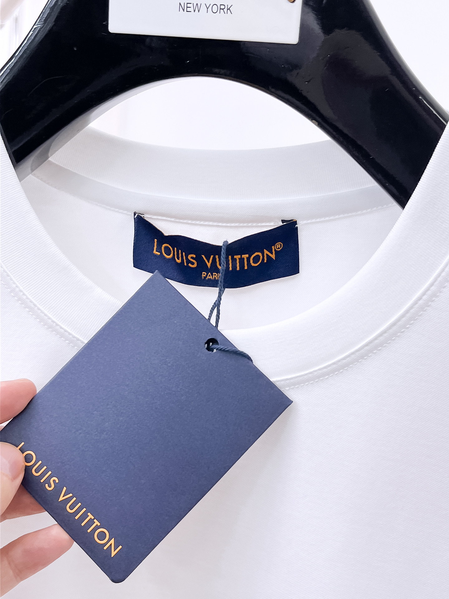  1v路易威登 2025春夏新款首发专柜最新款圆领短袖 高端订制 设计前卫时尚！品牌logo重工艺设计 