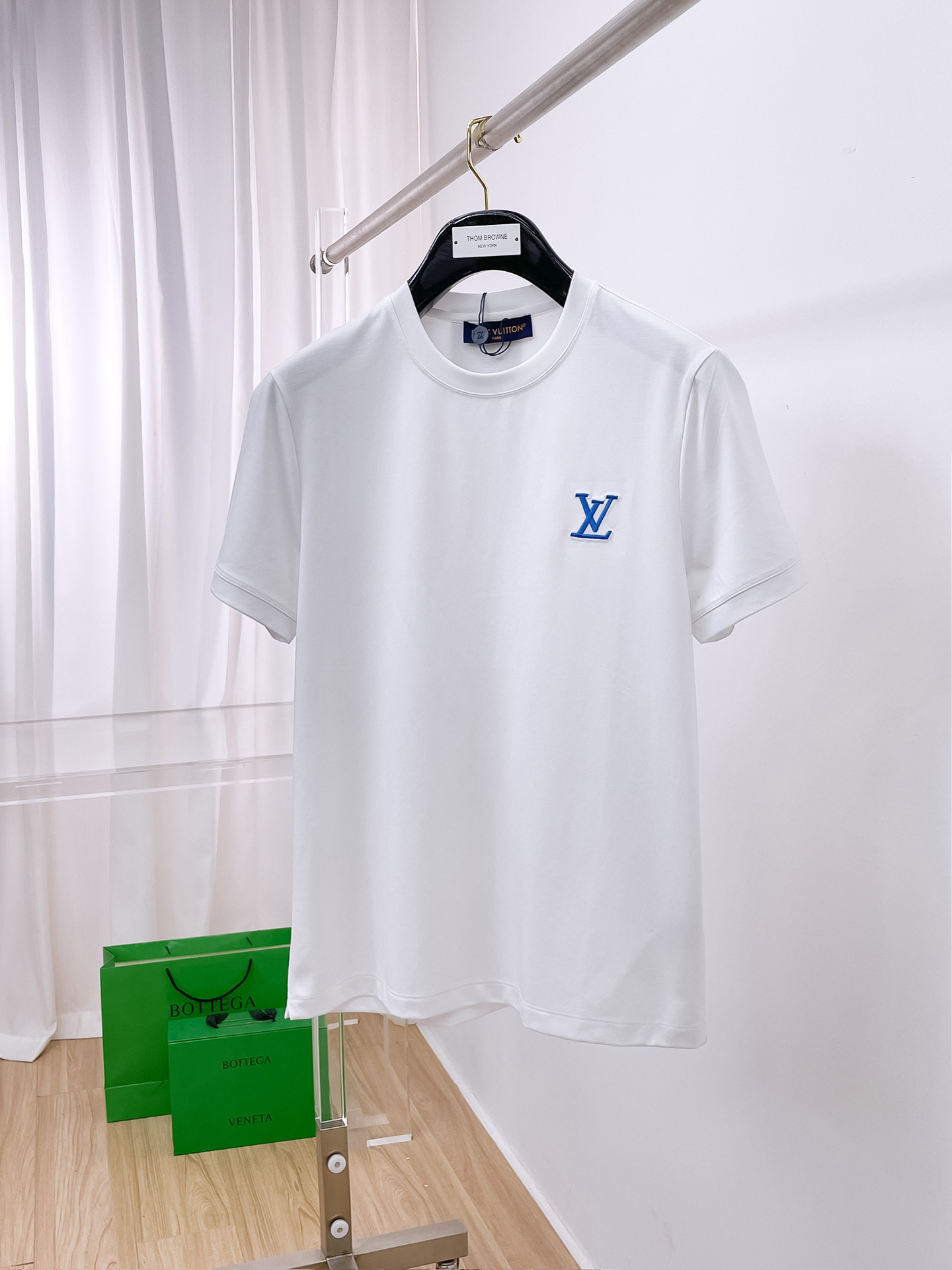  1v路易威登 2025春夏新款首发专柜最新款圆领短袖 高端订制 设计前卫时尚！品牌logo重工艺设计 