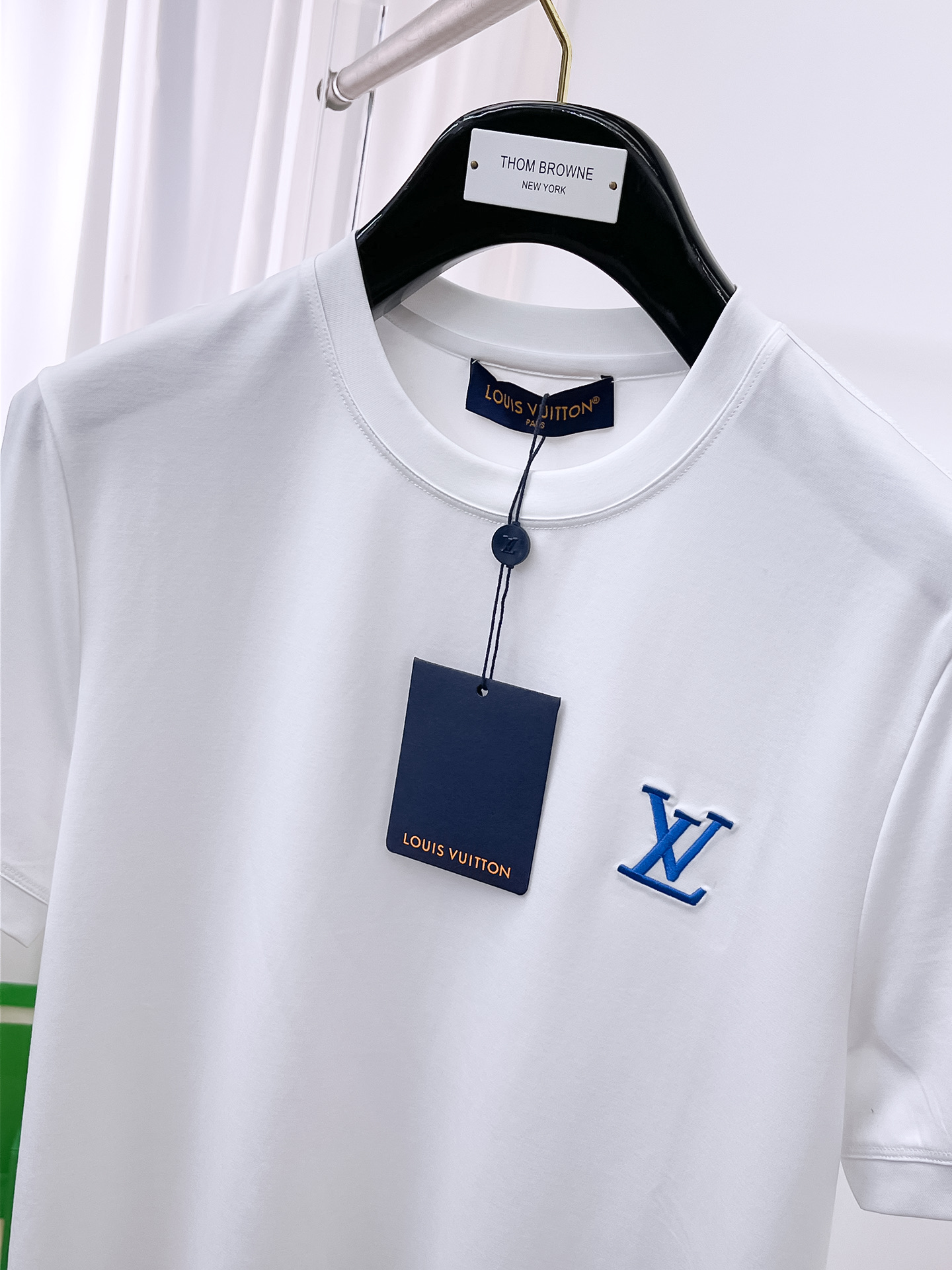  1v路易威登 2025春夏新款首发专柜最新款圆领短袖 高端订制 设计前卫时尚！品牌logo重工艺设计 