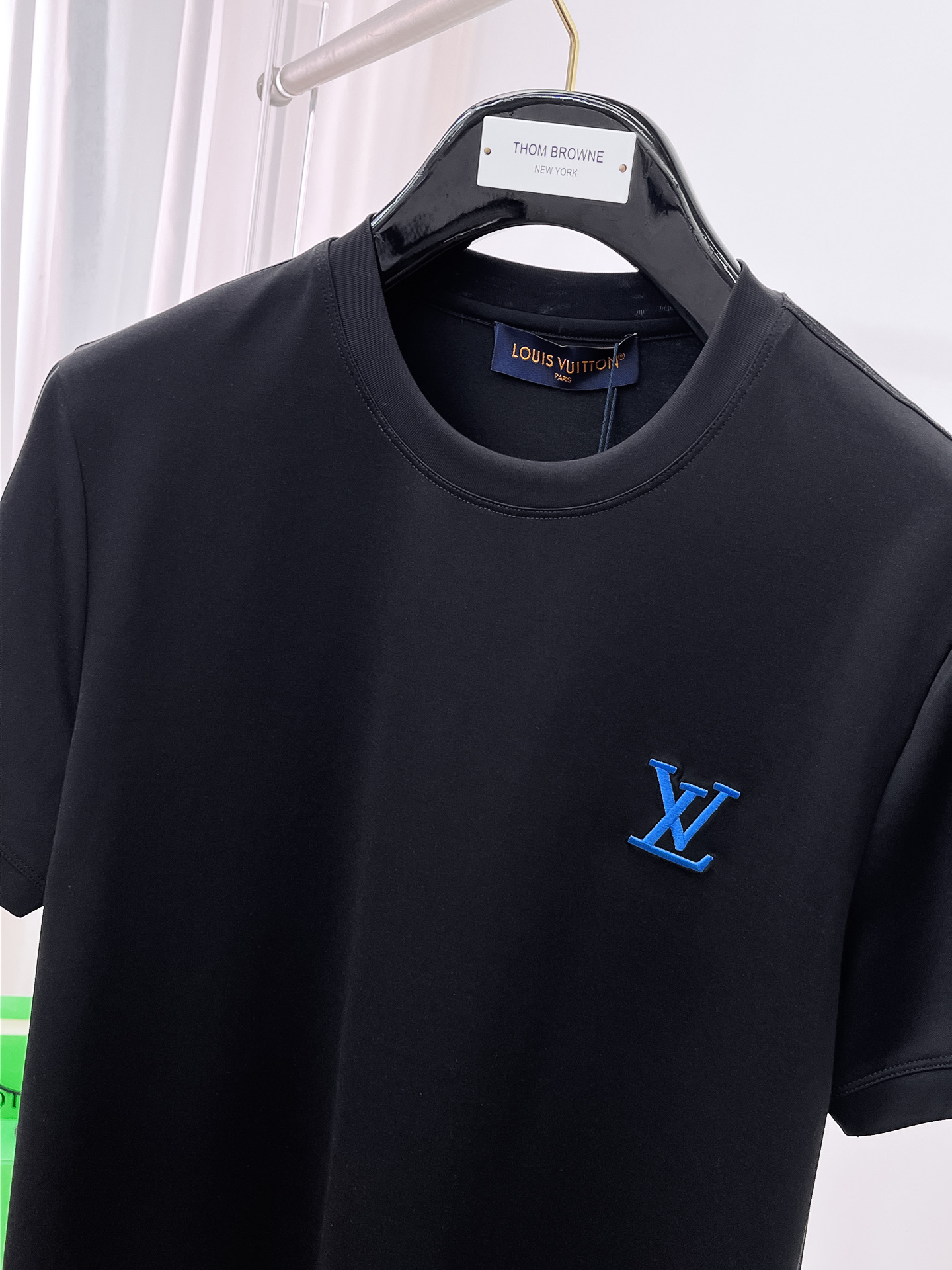  1v路易威登 2025春夏新款首发专柜最新款圆领短袖 高端订制 设计前卫时尚！品牌logo重工艺设计 