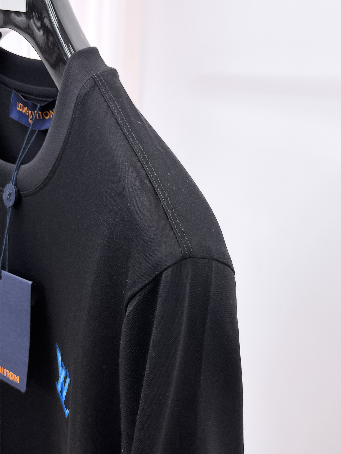  1v路易威登 2025春夏新款首发专柜最新款圆领短袖 高端订制 设计前卫时尚！品牌logo重工艺设计 