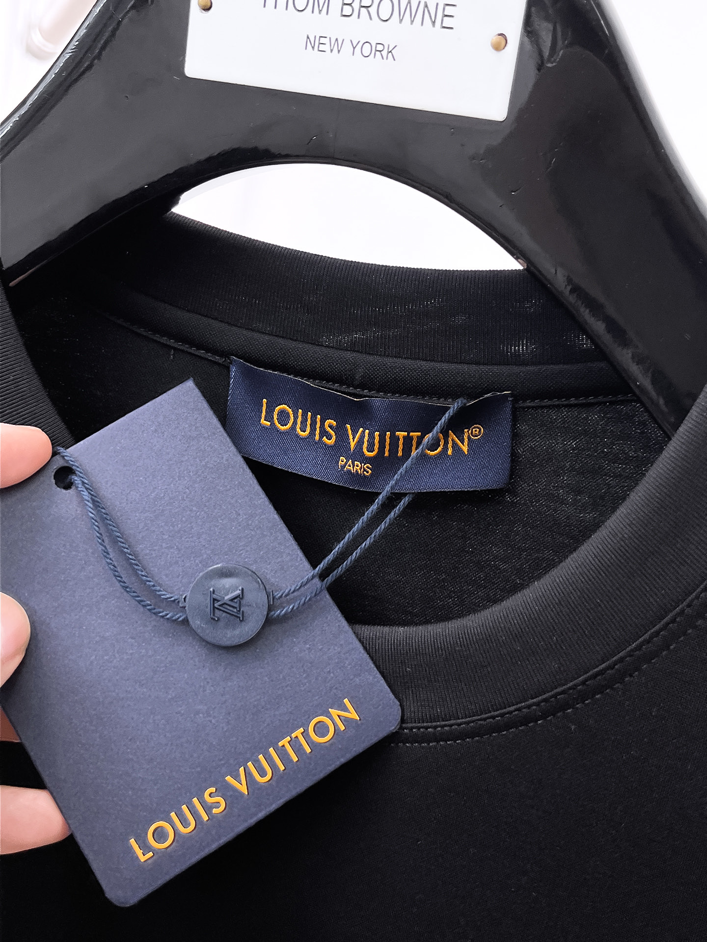  1v路易威登 2025春夏新款首发专柜最新款圆领短袖 高端订制 设计前卫时尚！品牌logo重工艺设计 