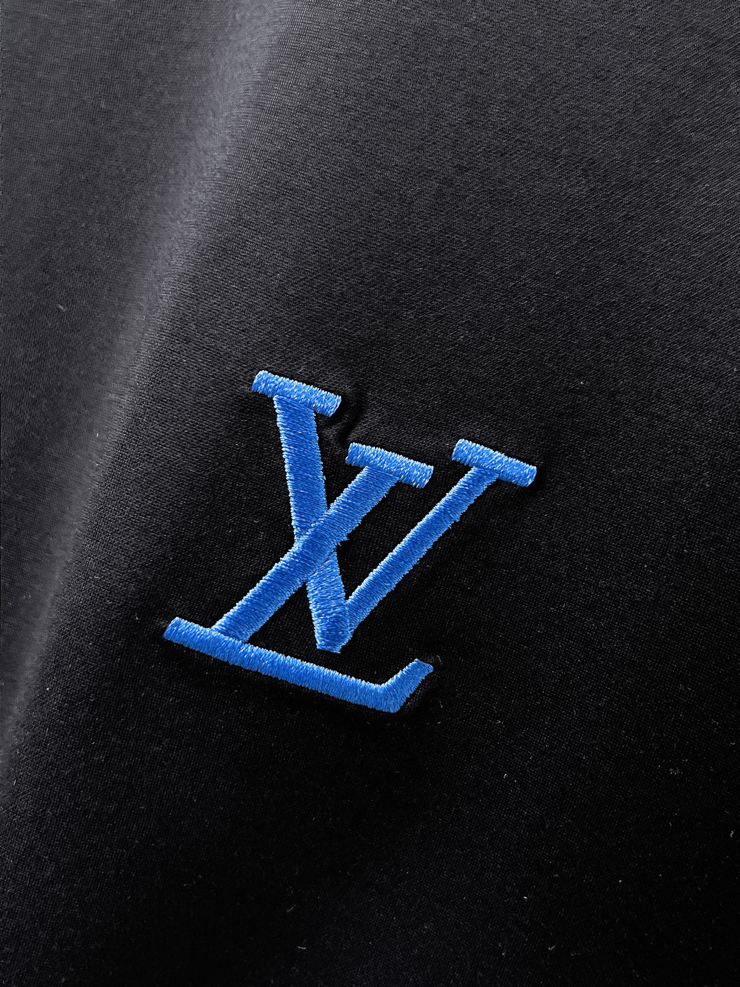  1v路易威登 2025春夏新款首发专柜最新款圆领短袖 高端订制 设计前卫时尚！品牌logo重工艺设计 