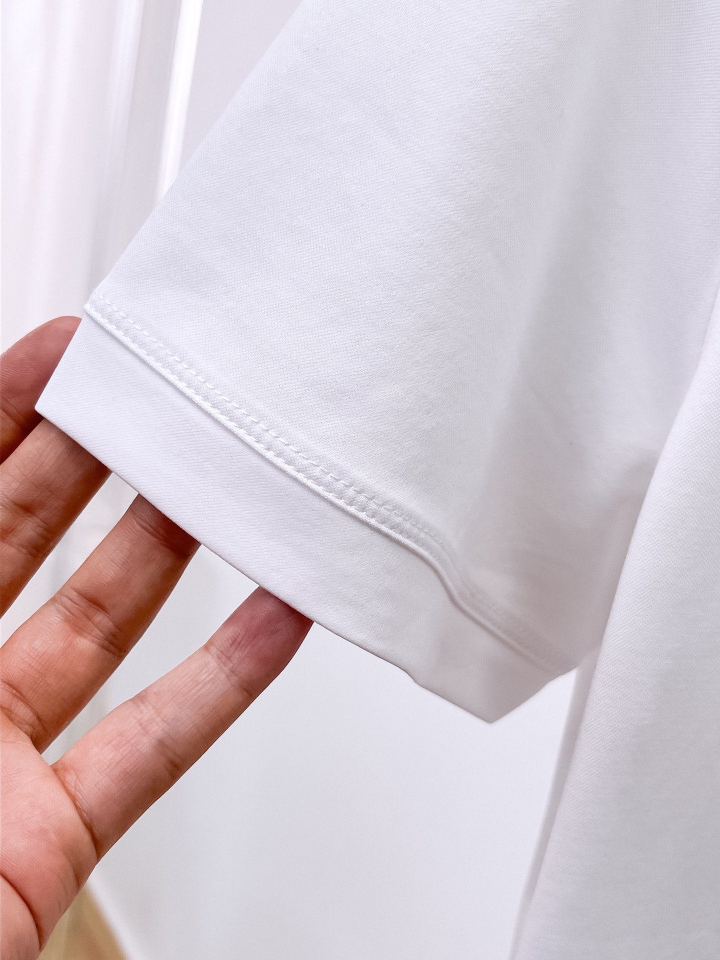  斯蒂芬 2025春夏新款首发专柜最新款圆领短袖 高端订制 设计前卫时尚！品牌logo重工艺设计 高端定