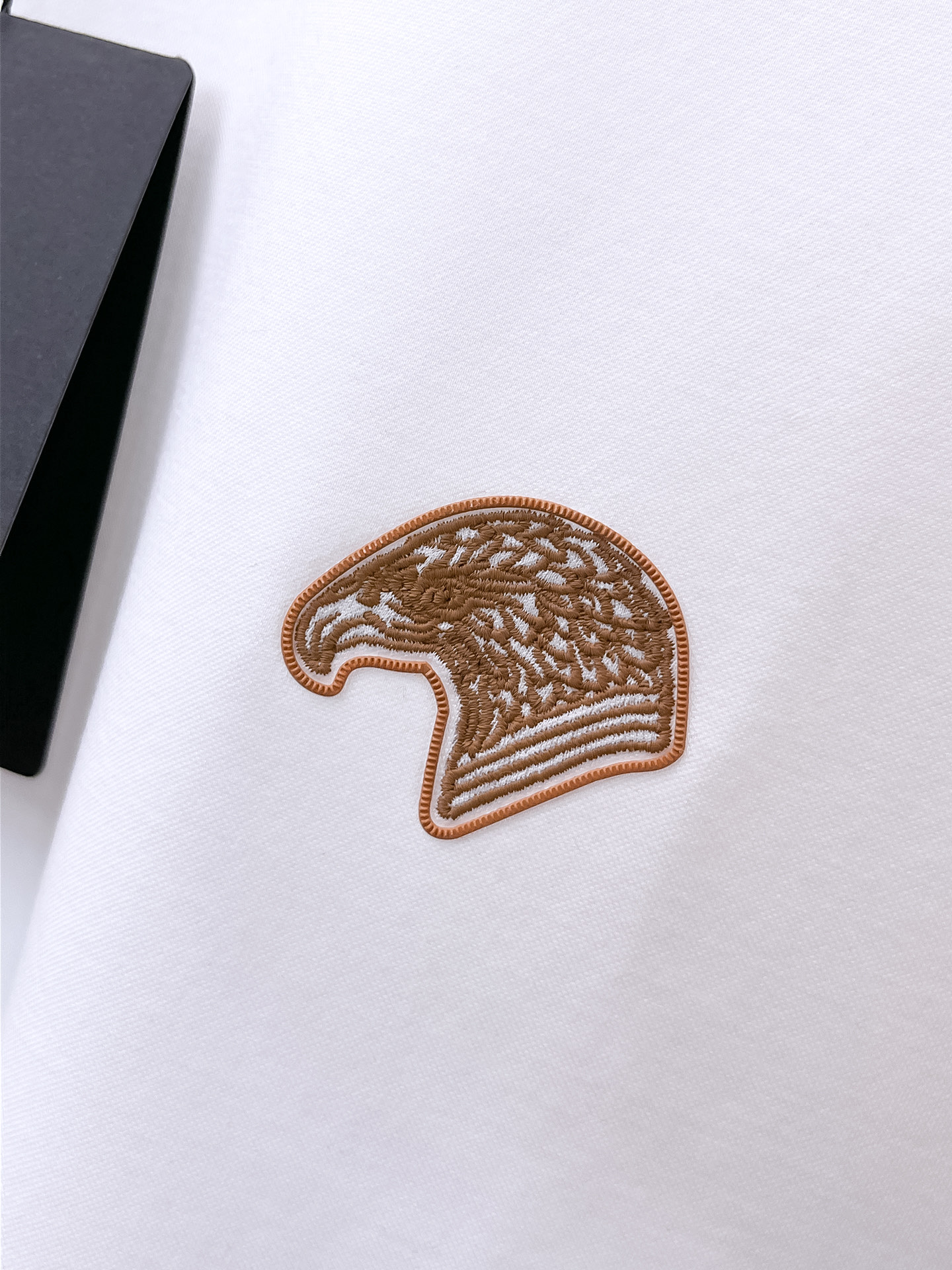  斯蒂芬 2025春夏新款首发专柜最新款圆领短袖 高端订制 设计前卫时尚！品牌logo重工艺设计 高端定