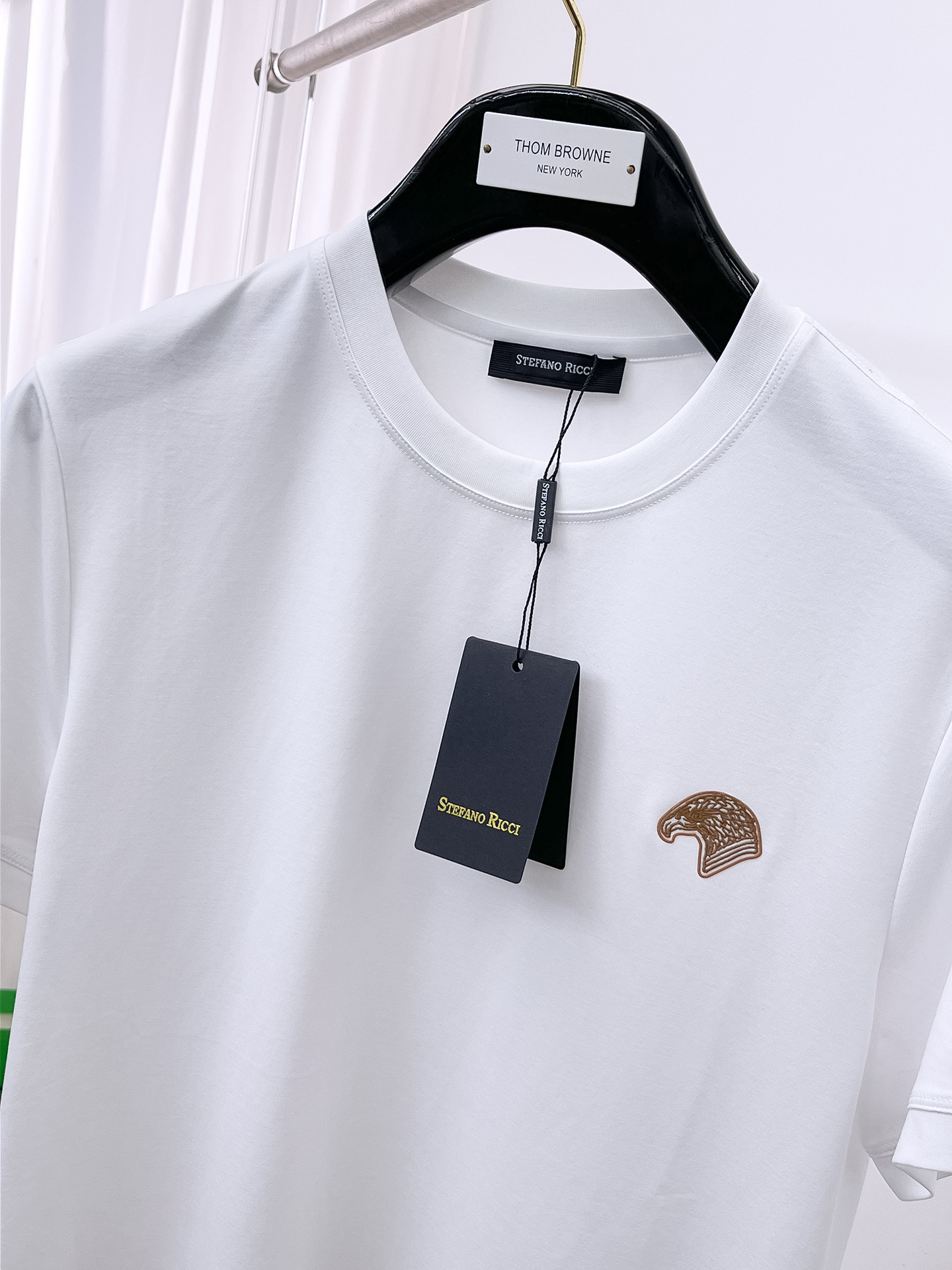  斯蒂芬 2025春夏新款首发专柜最新款圆领短袖 高端订制 设计前卫时尚！品牌logo重工艺设计 高端定