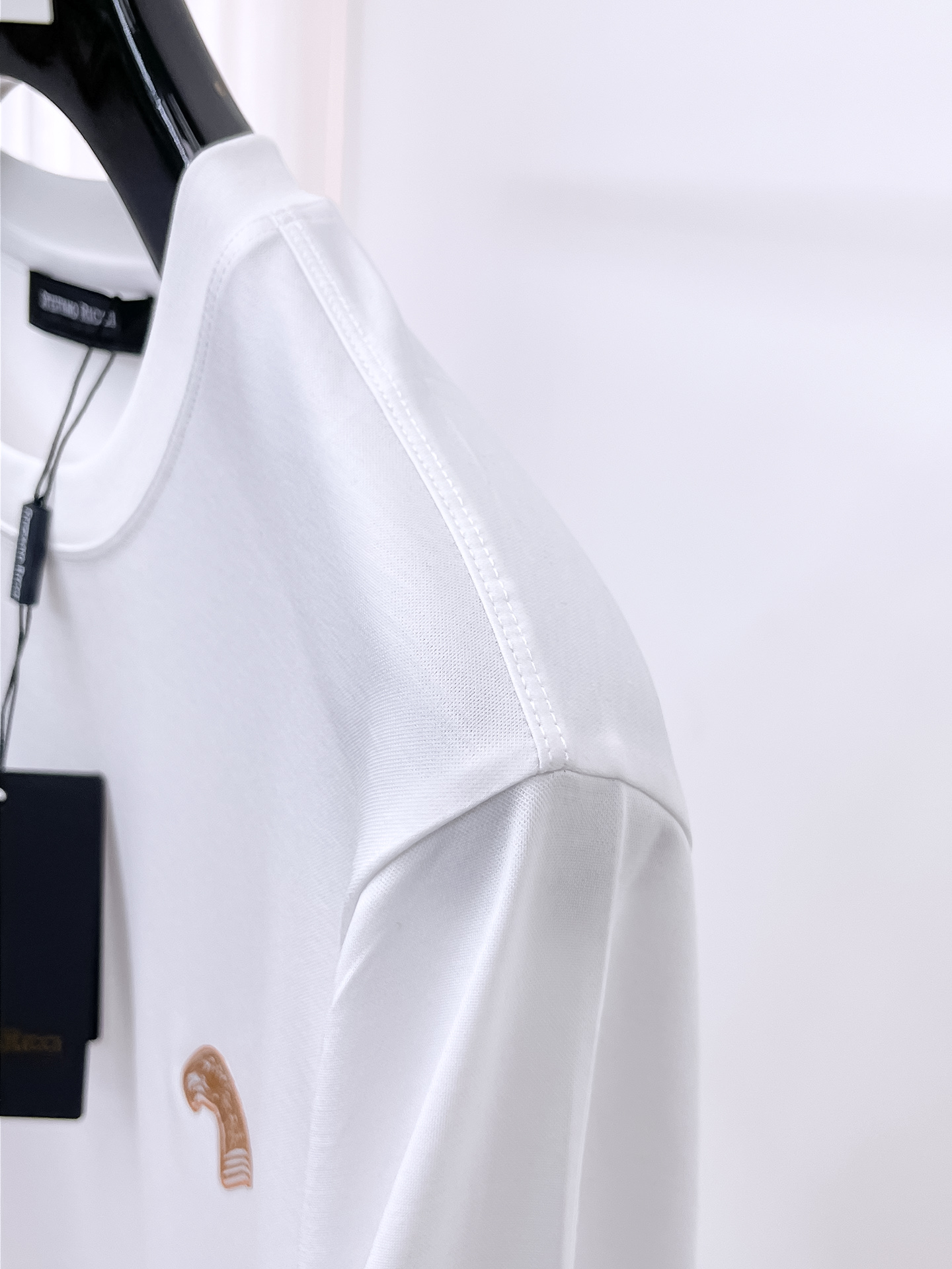  斯蒂芬 2025春夏新款首发专柜最新款圆领短袖 高端订制 设计前卫时尚！品牌logo重工艺设计 高端定