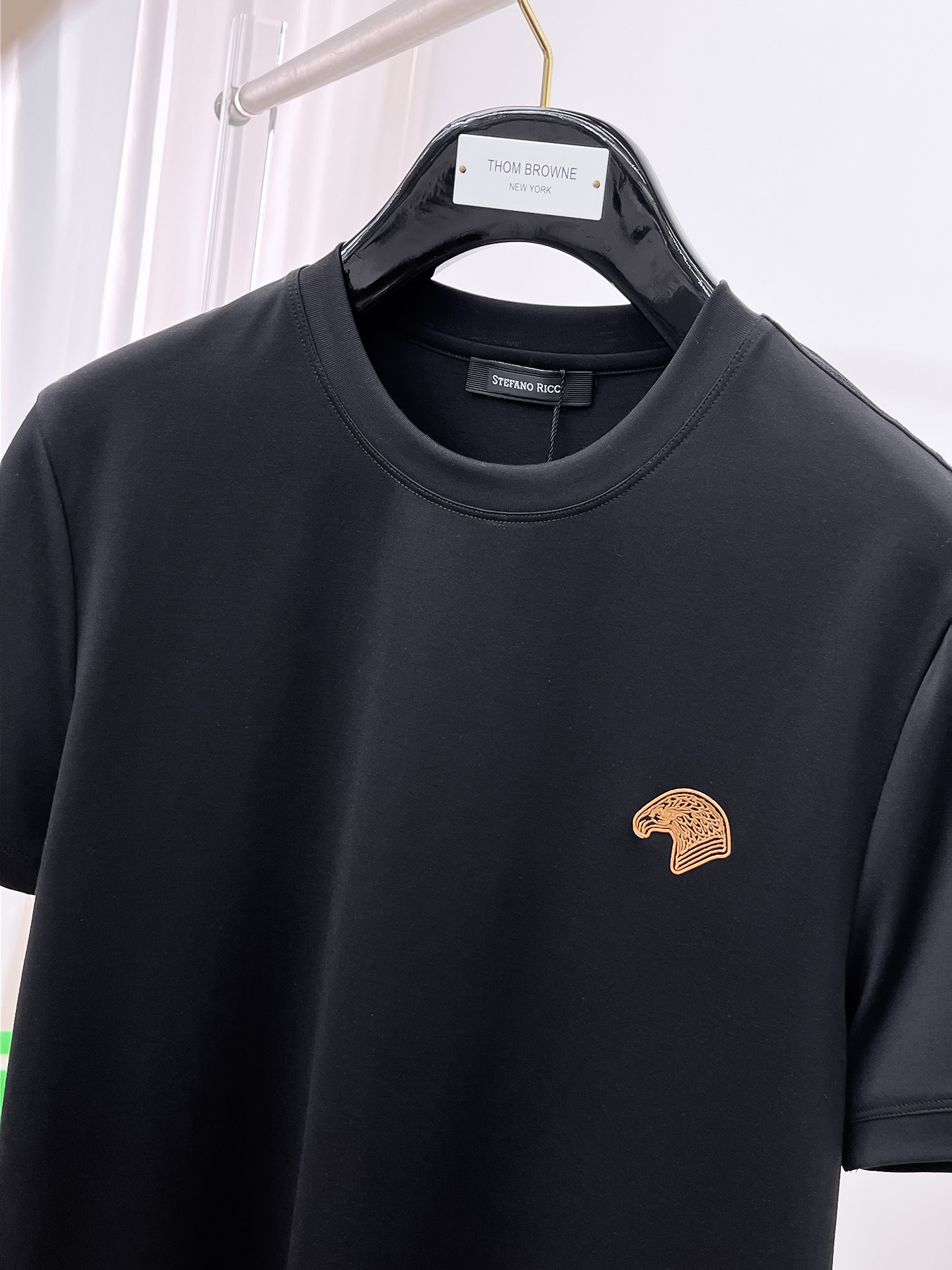  斯蒂芬 2025春夏新款首发专柜最新款圆领短袖 高端订制 设计前卫时尚！品牌logo重工艺设计 高端定