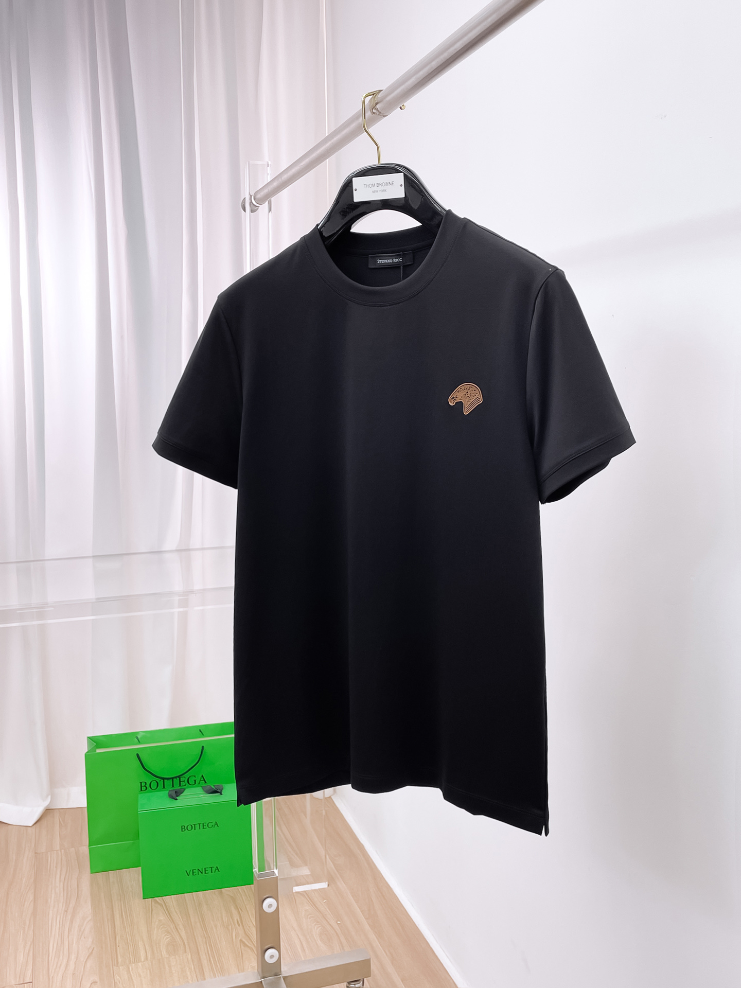  斯蒂芬 2025春夏新款首发专柜最新款圆领短袖 高端订制 设计前卫时尚！品牌logo重工艺设计 高端定