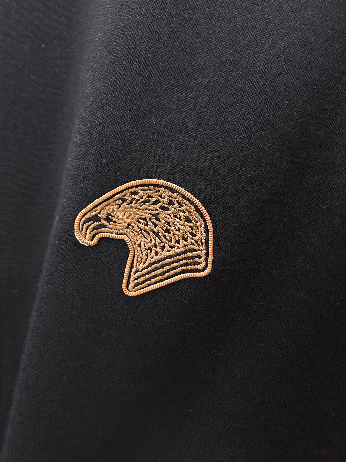  斯蒂芬 2025春夏新款首发专柜最新款圆领短袖 高端订制 设计前卫时尚！品牌logo重工艺设计 高端定